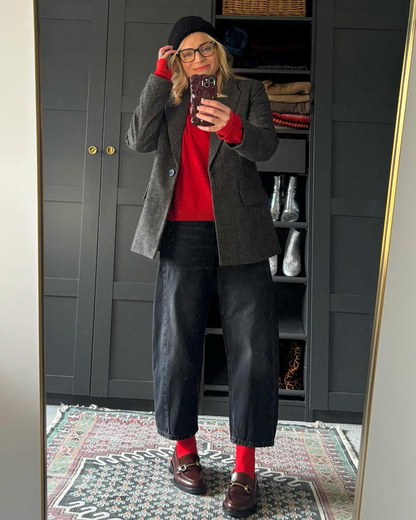 Monday red-y. Always feel more energised and uplifted with red on ❤️. It’s definitely elevated this blazer and jeans look.
Blazer: @zara (recent)
Red cashmere jumper: @HM (1 yr)
Jeans: @marksandspencerstyle (ly)
Loafers: @modainpelle (1 yr)
Cashmere beanie: @HM (1 yr)
Tartan scarf: can’t remember- years old
Tan bag: well old from M&S
Style - personal style - personal stylist - women’s style - styling - style inspo - personal styling
#personalstylist #personalstyle #ootd #wiwt #mystyle