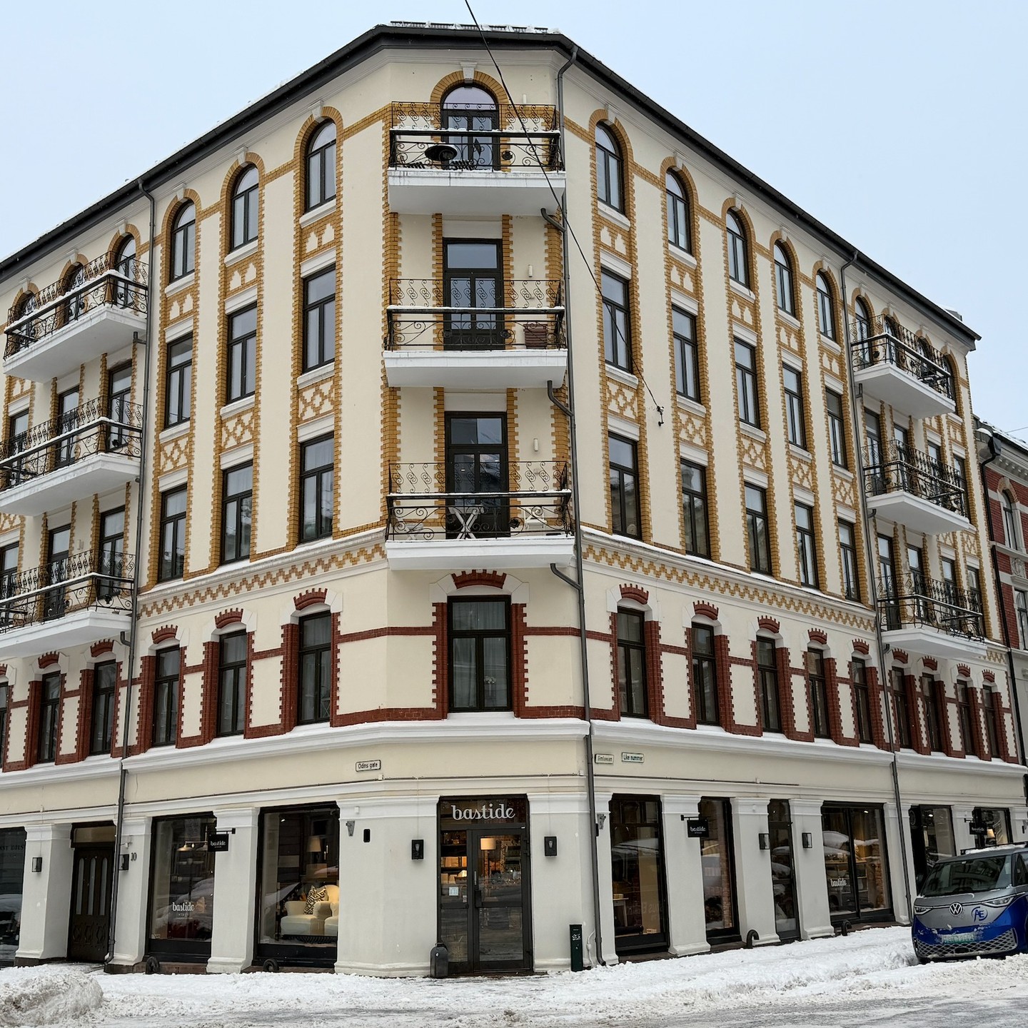 Rehabilitering av terrasser i bygård!
I denne bygården hadde de gamle terrassene begynt å slippe betong, og flere flater var i ferd med å forvitre. Vi har gjennomført en full reparasjon av konstruksjonene – fra fjerning av løse partier og utbedring av skader, til oppbygging av nye, stabile flater.
For å sikre en trygg arbeidsplass og beskytte omgivelsene, ble det satt opp stillas med duk rundt hele fasaden under arbeidet. Dette ga oss mulighet til å jobbe effektivt uansett vær, og sørget for at både beboere og nærliggende områder var skjermet.
Resultatet er terrasser som igjen er trygge å bruke, og som tåler mange nye år med vær og vind.
#YmroAS #Terrassereparasjon #TerrasseRehab #Betongarbeid #Betongskader
#Betongrehabilitering #Betongreparasjon #FasadeRehab #Bygård
#Rehabilitering #ByggOgAnlegg #Entreprenør #Byggeprosjekt
#Osloområdet #Oslo #Stillas #Stillasarbeid #Håndverk #StoltHåndverk
#ByggNorge #OppussingUtendørs #Vedlikehold #Konstruksjon #FørOgEtter
#Fasaderehabilitering #utvendigrehabilitering