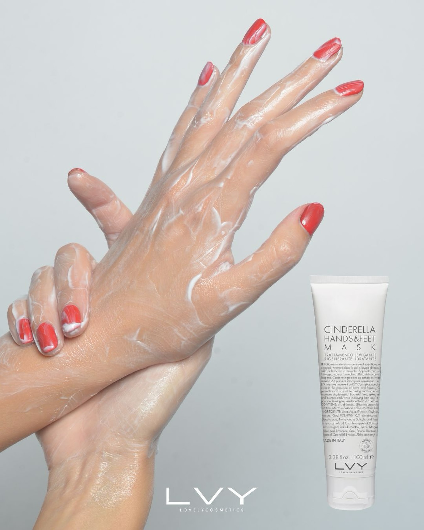 Czasem dłonie też potrzebują swojej chwili luksusu
CINDERELLA to maska, która nie maskuje problemu — tylko realnie pracuje ze skórą.
Zmiękcza, wygładza, koi i przywraca komfort nawet bardzo suchym, zmęczonym dłoniom.
Gruba warstwa.
Chwila okluzji.
20 minut, które robią różnicę — a jeśli zostawisz ją na noc, efekt potrafi zaskoczyć
Świeżość mentolu, delikatna nuta cytrusów i składniki, które dbają nie tylko o skórę, ale też o paznokcie.
Bo zadbane dłonie to nie detal. To wizytówka.
#CinderellaMask #PielęgnacjaDłoni #SkinCareHands #ProfesjonalnaPielęgnacja #SoftHands