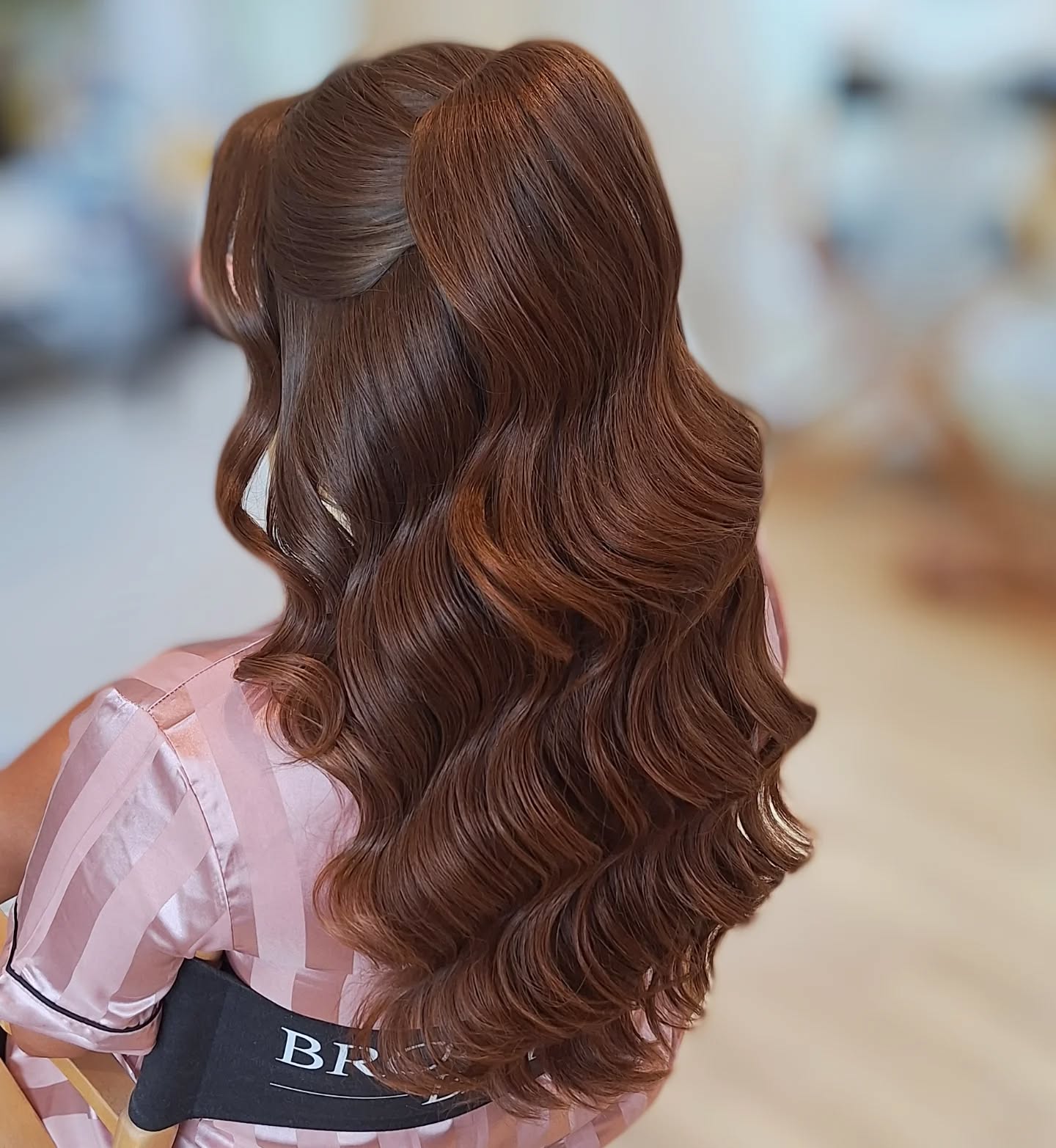 Soft waves, glossy shine, and a finish made to last ✨
Gorgeous from every angle—would you wear your hair like this on your big day? 💭👇
.
Loved this day last season at @brookfieldbarn
And super excited to be there lots this season with the new bridal prep space!
.
#bridalhair #BridalInspo #hollywoodwave #sussexbridalhair #brookfieldbarn