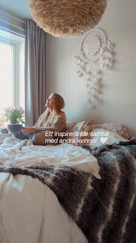 Idag deltog jag i ett första möte i ett nätverk för kvinnor som också vill leda sina företag med hjärtat ❤️
Det blev inspirerande samtal där vi alla hade olika företag men samma röda tråd.
För mig handlar det om att få ha många kreativa ben att stå på i samma företag – konst & workshops, inredningkonsult, och meditativ dans – där den gemensamma nämnaren är att använda kreativitet som ett sätt att stötta sin psykiska hälsa.
Tack till @anna.beyondthebrand och @skrivforattleva för att ni bjöd in mig till något nytt i en period där annat har tagits bort från mig 🙏
Tack för att få höra likasinnade ⬇️
@_soulfuladventures
@heladuemeliesholistiska
@systerfrihet
@martinaiven.se
@isunden
@musikmediumet
@fengshuiportalen
.
.
.
.
.
.
.
#kvinnligaföretagare #ledamedhjärtat #kreativaföretag #kreativitetsomläkning #kvinnligtnätverkande #kvinnligaentreprenörer #soloprenör #kvinnligasoloprenörer #kvinnligtnätverk #företagmedhjärta #hållbaraföretag