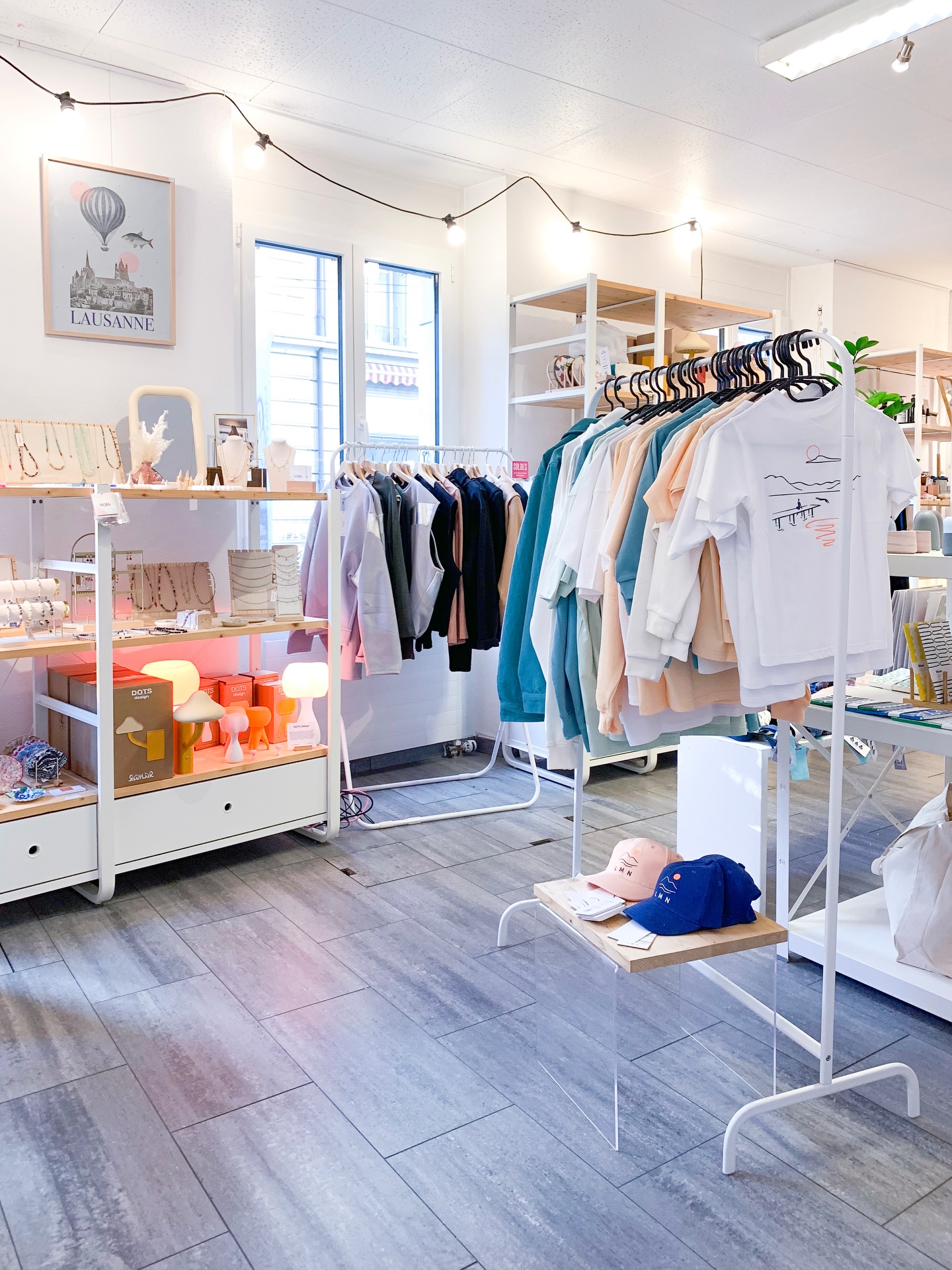 Notre jolie boutique associative ❤️
Déco, mode, bijoux, illustrations et même cosmétiques, viens découvrir le travail de nos créateurices!