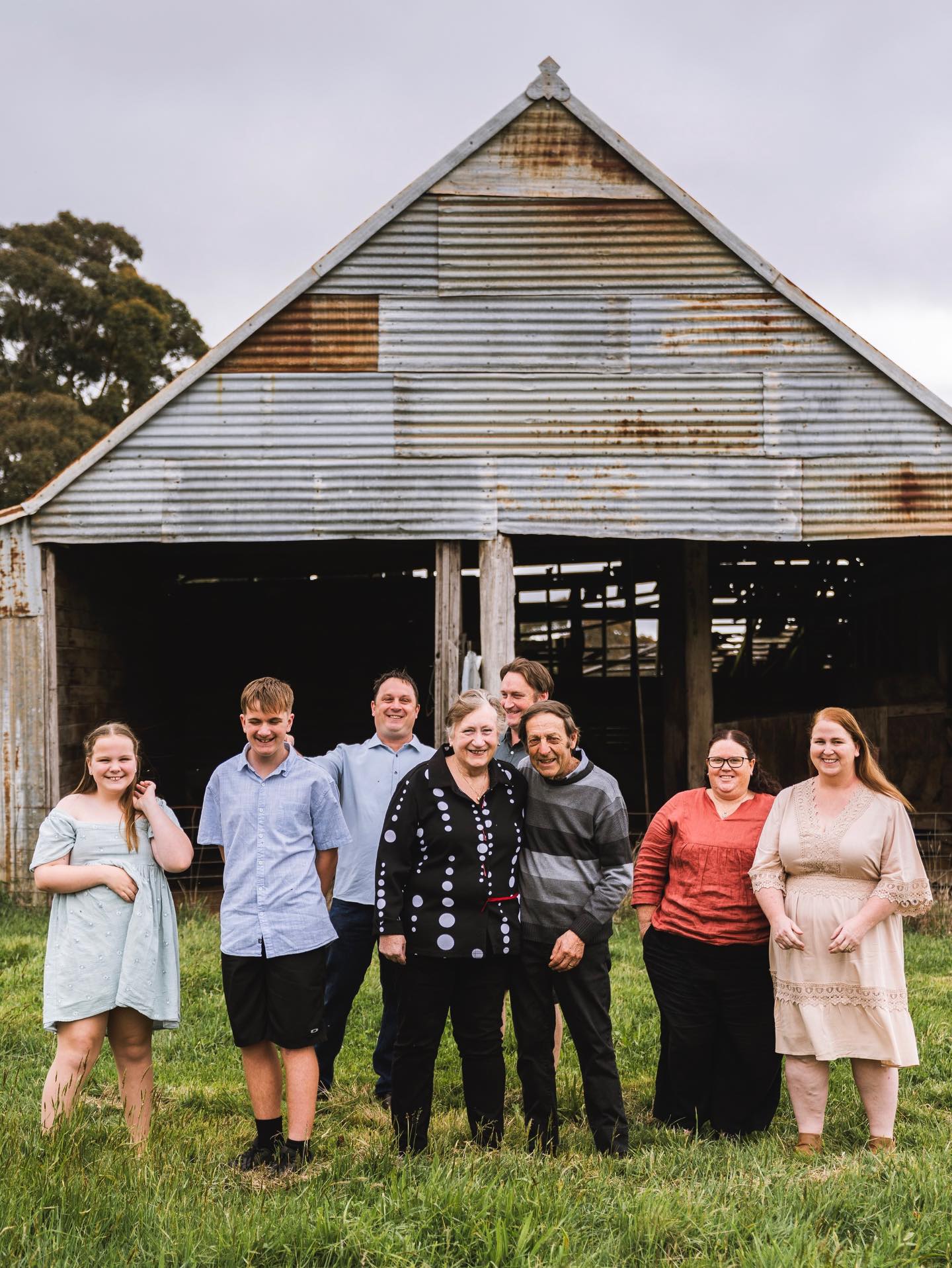 When the Justice family asked me to come and photograph them I had no idea the fun and laughter I was in for!
It was nonstop jokes and being silly from the moment I arrived on the family farm 🚜
An afternoon spent wandering around learning all the ins and outs of the lives lived on this patch of land was a great way to capture some memories and document the next phase for the farm 🙏