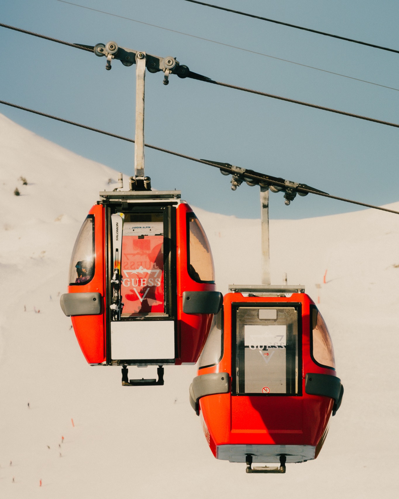 Once again, GUESS chose the Alps!
And… yeah. This campaign is a beauty. ❄️🚠
A gondola takeover in Bormio, built for what alpine media does best:
visibility + dwell time + experience.
How do you like it?
#alpineadvertising #alpinemedia #alpdest