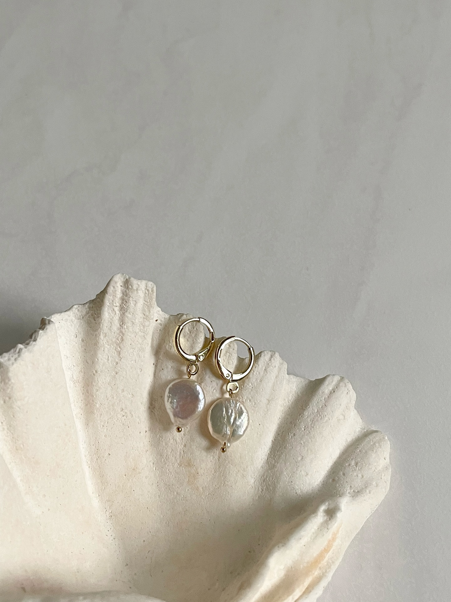 AURELIA. 🐚 earrings
𝗡𝗮𝗺𝗲 𝗺𝗲𝗮𝗻𝗶𝗻𝗴: romantic, golden, soft.
•
𝗕𝗲𝗰𝗼𝗺𝗶𝗻𝗴 𝗟𝗶𝗴𝗵𝘁 𝘊𝘰𝘭𝘭𝘦𝘤𝘵𝘪𝘰𝘯 was born in the quiet moments after everything fell apart. In the aftermath of heartbreak, grief, and letting go, I found myself standing inside a version of my life I barely recognized. In the quiet that followed, I met myself again — slowly, gently, honestly. This collection is the story of that growth. Of learning to breathe again. Of choosing softness without surrendering strength, and choosing myself without apology. Of letting the light back in one small moment at a time. Each piece is designed to carry the energy of lightness, not as something fragile, but as something powerful — the kind of light you grow into after walking through the dark. Pearls represent emotional healing and truth. They carry the memory of every tear that became wisdom. Crystals hold clarity and new beginnings. Gold and silver together symbolize balance: the merging of who you were with who you are becoming. May these pieces remind you that you are allowed to outgrow your past, to rise from what hurt you, and to shine in ways you never have before. You are stepping into the new year as the highest, most loving version of yourself, choosing peace over chaos, softness over fear, and self-belief over doubt. You are not just healing. 𝗬𝗼𝘂 𝗮𝗿𝗲 𝗕𝗲𝗰𝗼𝗺𝗶𝗻𝗴 𝗟𝗶𝗴𝗵𝘁.