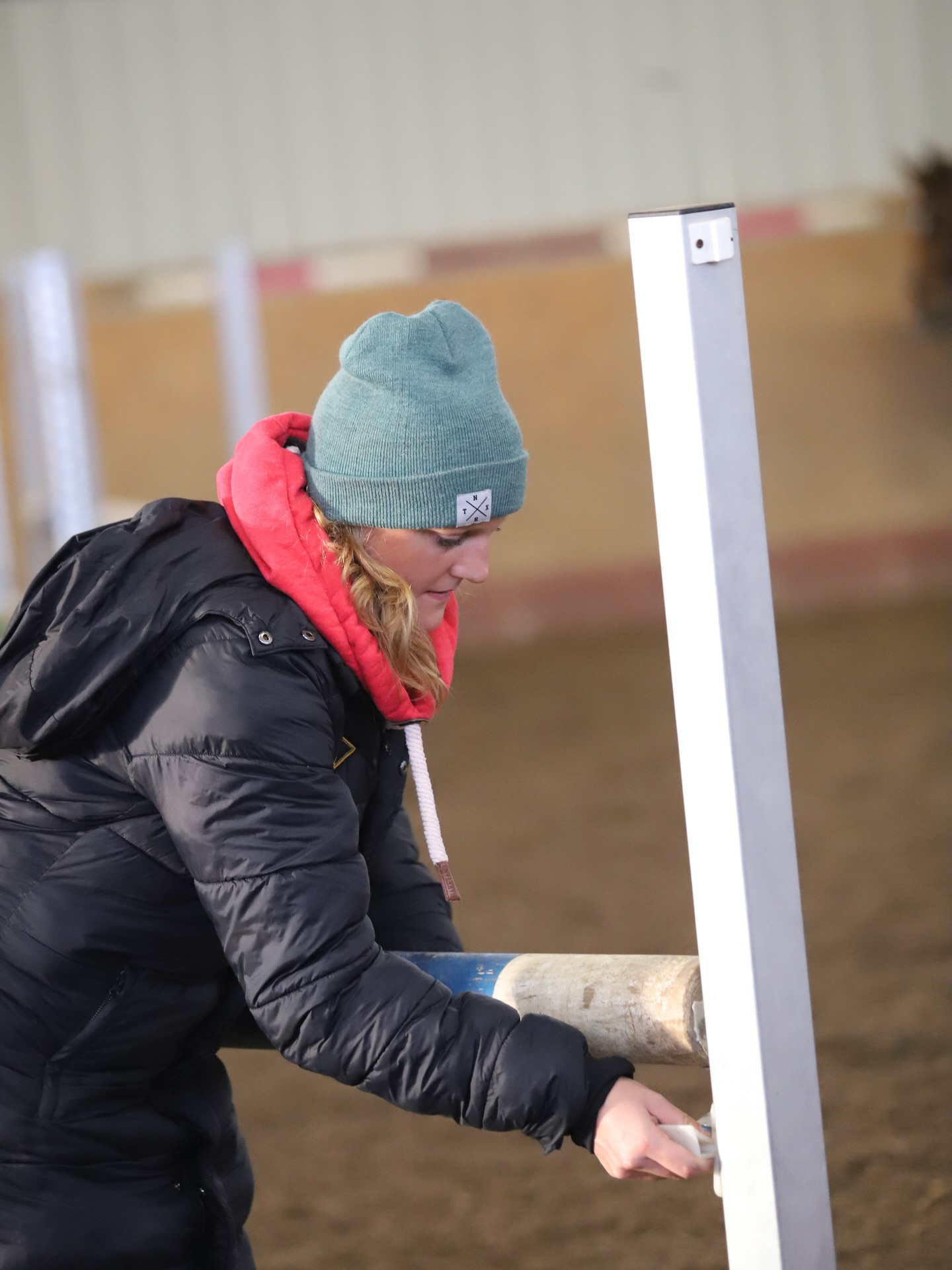 ✔️ Zwei Tage Springlehrgang beim Reit- und Fahrverein Lindau-Gettorf @mountedgames_lindaugettorf bei der Familie Moormann.
15 motivierte Teilnehmer, tolle Ponys und Pferde, super organisiert. 🙏🏻
Viele unterschiedliche Reiter, ganz verschiedene Leistungsstände und genauso unterschiedliche Themen, die jeder mitgebracht hat – genau das mag ich an meinen Lehrgängen. 😊
Am zweiten Tag haben wir direkt wieder aufgegriffen, was wir am ersten Tag erarbeitet hatten. Ich frage dann immer nochmal nach:
👉🏻Was als Vorbereitung für die heutigen Aufgaben von gestern mitgenommen wurde 😉
Es ist nicht leicht und auch nicht immer möglich alle glücklich zu machen und abzuholen – deshalb freue ich mich umso mehr tolles Feedback bekommen zu haben und bedanke mich ganz herzlich 😊.
Danke für euer Engagement, eure Offenheit neuen Ansätzen gegenüber und das Vertrauen😊🙏🏻
Jetzt starte ich in eine neue Woche mit vielen Terminen rund um die Veranstaltungen, die dieses Jahr anstehen – unter anderem die @dkb_pferdewoche_hw und die Bundeschampionate in Warendorf.
#jarkaluther #allesrundumdenpferdesport
Bild: @photorocket_team