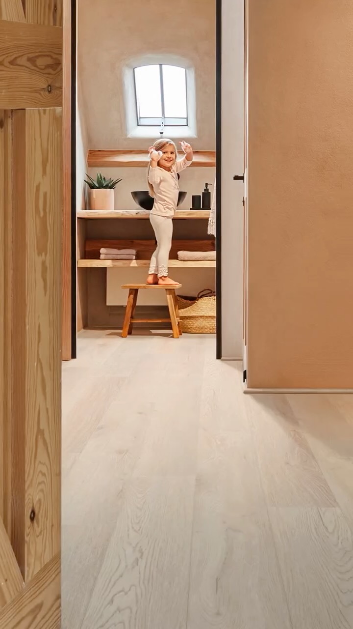 𝐏𝐕𝐂-𝐯𝐥𝐨𝐞𝐫𝐞𝐧: 𝐬𝐭𝐢𝐣𝐥 & 𝐜𝐨𝐦𝐟𝐨𝐫𝐭 🏡
Begin het nieuwe jaar met een frisse start in huis! Geef je interieur direct een upgrade met een duurzame en onderhoudsvriendelijke pvc-vloer.
Onze pvc-vloeren combineren stijl en comfort: ze zijn makkelijk schoon te maken, slijtvast en zorgen voor een warme, gezellige uitstraling. Perfect om je huis knus en uitnodigend te maken, zelfs op de koudste winterdagen!
#wooninspiratie #vloeren #pvc #interieur #gezelligthuis #duurzaamwonen #januaristart