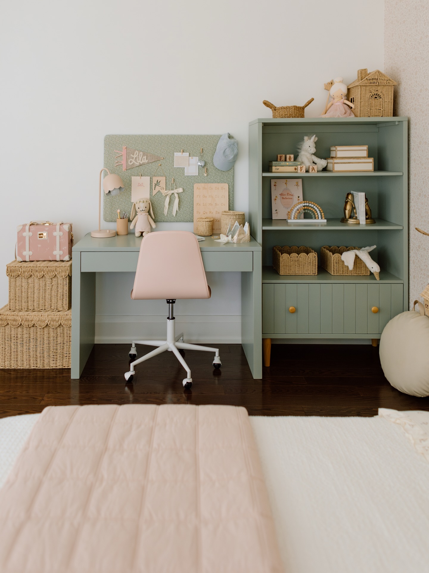 Happy Monday! Design concept sent off this morning for a growing family in Cali. Wishing my office looked this cute! 🤍 Check out the last slide to see how that corner used to look!
Project: Pretty in Pink 🎀
📷: @elzaphotographie