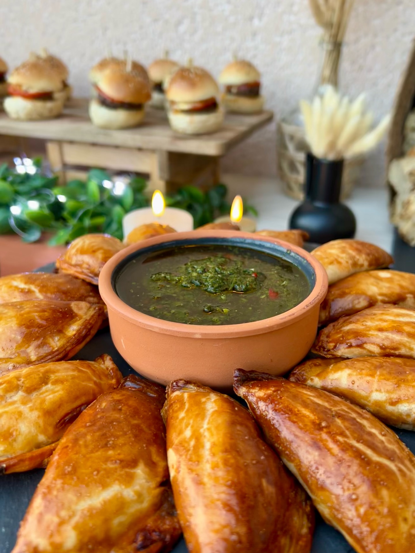 ✨ ÉVÉNEMENT PRO DANS UNE VILLA : LE BUFFET TAPAS QUI FAIT LA DIFFÉRENCE :
Pour cet événement d’entreprise réalisé en mai dernier, nos clients nous ont confié la réalisation d’un buffet de tapas 🔥
Chez nous, chaque prestation est travaillée avec le même objectif : offrir une expérience aussi belle que bonne.
🇪🇸 Tapas variés et de qualité, inspirés de la cuisine espagnole
🎨 Scénographie soignée, propre et élégante pour sublimer le buffet
🎥 Option caméraman pour capturer l’événement (ici @trs_.production ❤️)
Parce qu’un événement réussi, ce n’est pas seulement ce qu’on mange… c’est aussi ce que l’on retient ✨
👉 Swipez jusqu’à la fin pour découvrir le buffet dans son intégralité !
#traiteurevenementiel #evenementprofessionnel #buffettapas #traiteurmontpellier #evenemententreprise #cuisineespagnole #eventdesign #tapasparty