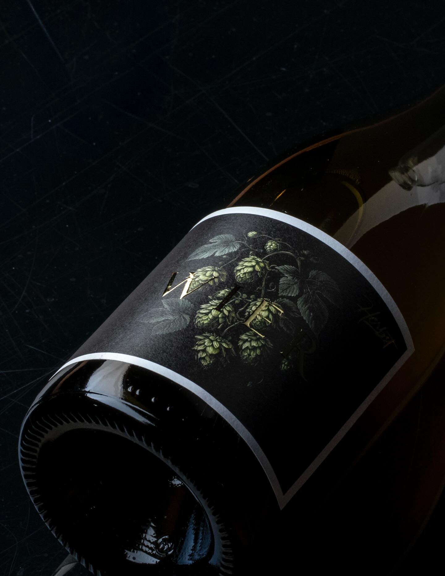 Endlich abgefüllt und im Onlineshop verfügbar! Der neue WIER: nicht Wein, nicht Bier, und ohne Kohlensäure! Sehr hopfig, angenehme Säure, viel Aroma, aber nicht künstlich, sondern durch die getrockneten Himbeerblätter!😉😳 und natürlich ganz wenig Zucker!✨😍 einfach einmal ausprobieren! Die alkoholfrei Alternative! Jetzt neu im Onlineshop unter www.robertherbst.at ✨