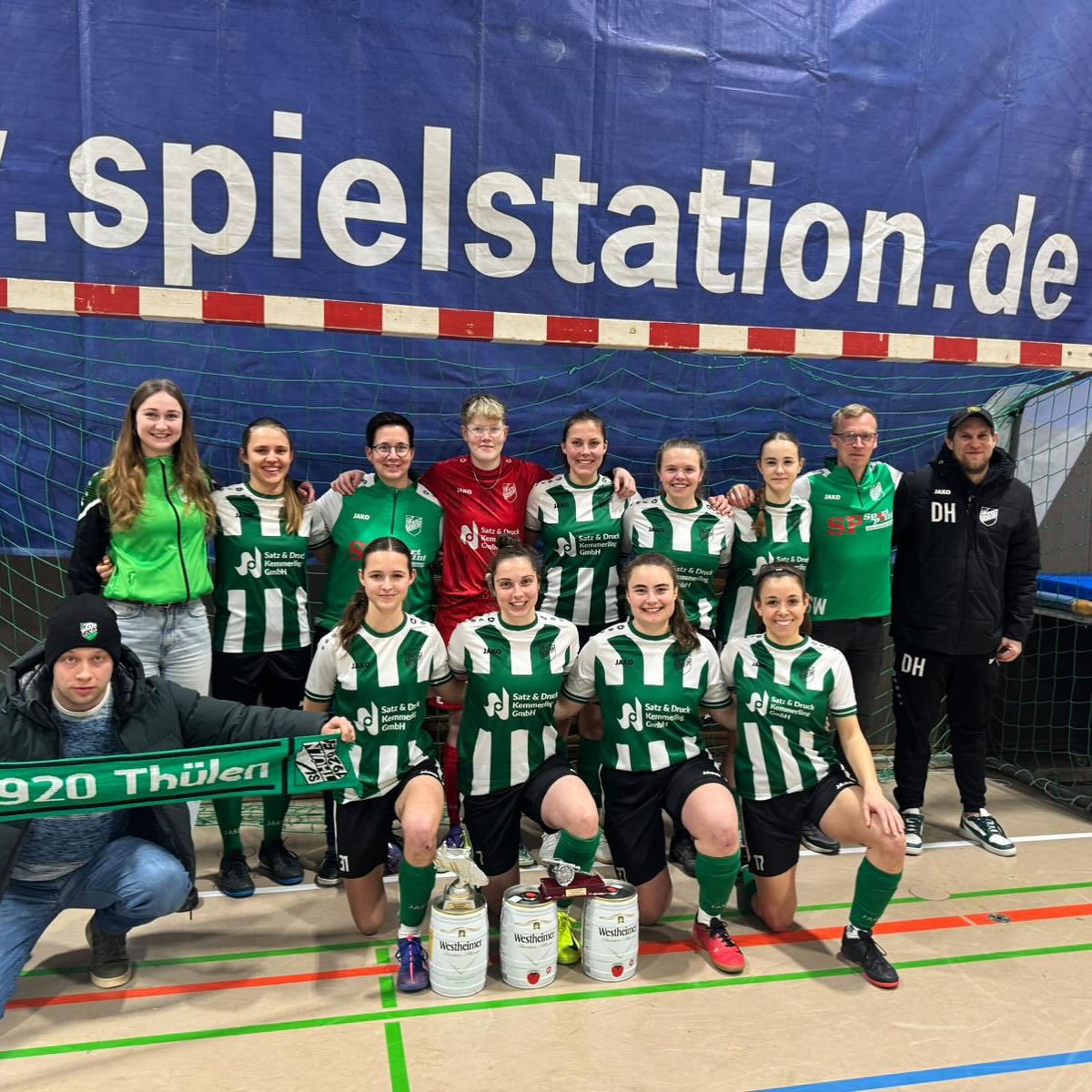 ⚽ SVT-Damen holen Platz 3 beim WESTHEIMER Frauen-Hallenmasters ⚽
Starke Gruppenphase für die SVT-Fußballerinnen:
✅ 2:1 vs. SC Borchen
✅ 5:0 vs. TV Germania Rhoden
✅ 5:0 vs. BC Meerhof
✅ 5:0 im Viertelfinale vs. BSV Fürstenberg
Im Halbfinale fehlte das Quäntchen Glück: 0:1 gegen SC Borchen – trotz starker Leistung und einer überragenden SCB-Torfrau.
🥉 Platz 3 sicherte sich der SVT anschließend im 9m-Schießen mit 5:4 gegen Rhoden.
Treffer vom Punkt: Seipel, Kloppenburg, Becker, Waßmann, Koke 💥
Nächstes Jahr wird wieder angegriffen! 💪🏼💚🤍