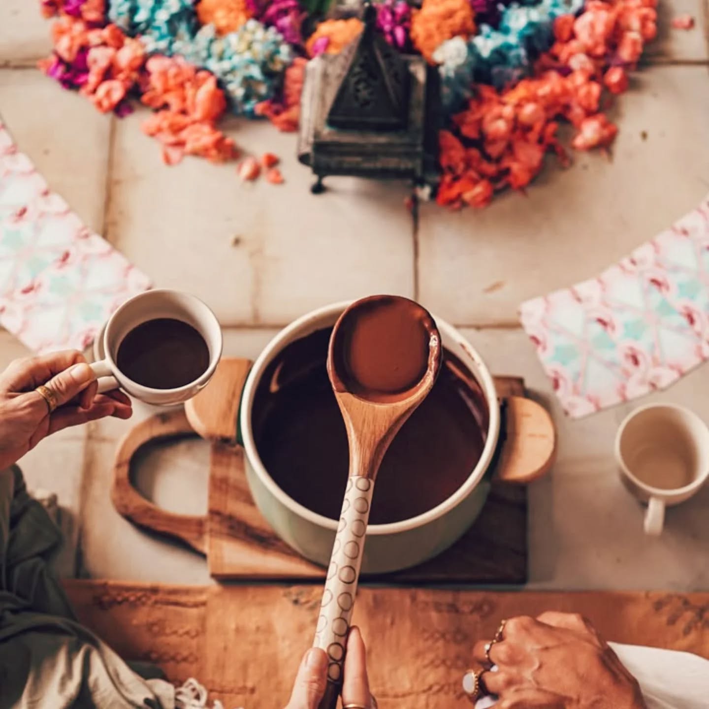 Molti mi chiedono: "Ma è una semplice degustazione di cioccolata?"
La risposta è: Molto di più.
La cerimonia del cacao è un antico rituale di riconnessione, originario delle tradizioni Maya.
Non usiamo il cacao commerciale che trovi al supermercato, ma il Cacao Cerimoniale: una medicina della terra pura, biologica e non processata, che mantiene intatte tutte le sue proprietà vibrazionali e biochimiche.
Perché partecipare?
Il cacao è conosciuto come l'apritore del cuore. A differenza della caffeina, che stimola il sistema nervoso in modo "mentale", il cacao lavora dolcemente sul centro del petto.
• Riconnessione Emotiva: Aiuta a sciogliere blocchi e a guardarsi dentro con più amorevolezza.
• Chiarezza Mentale: Favorisce uno stato di meditazione profonda e presenza.
• Benessere Fisico: È ricco di antiossidanti, magnesio e "molecole della felicità" (come l'anandamide).
Sarà un viaggio dolcissimo per tornare al centro di noi stesse, nel silenzio e nell'ascolto del cuore. Non serve 'saper fare' nulla, basta portare te stessa esattamente come sei. Se senti che è il momento di 'tornare a casa', mi farebbe davvero piacere averti con noi nel cerchio. 💗
📍 Dove: Studio Olistico Andira (via Marconi 17, Savigno)
📅 Quando: Domenica 8 Febbraio, dalle 15:00 alle 18:00
Ultimi 4 posti !
Per prenotazioni: Link in BIO