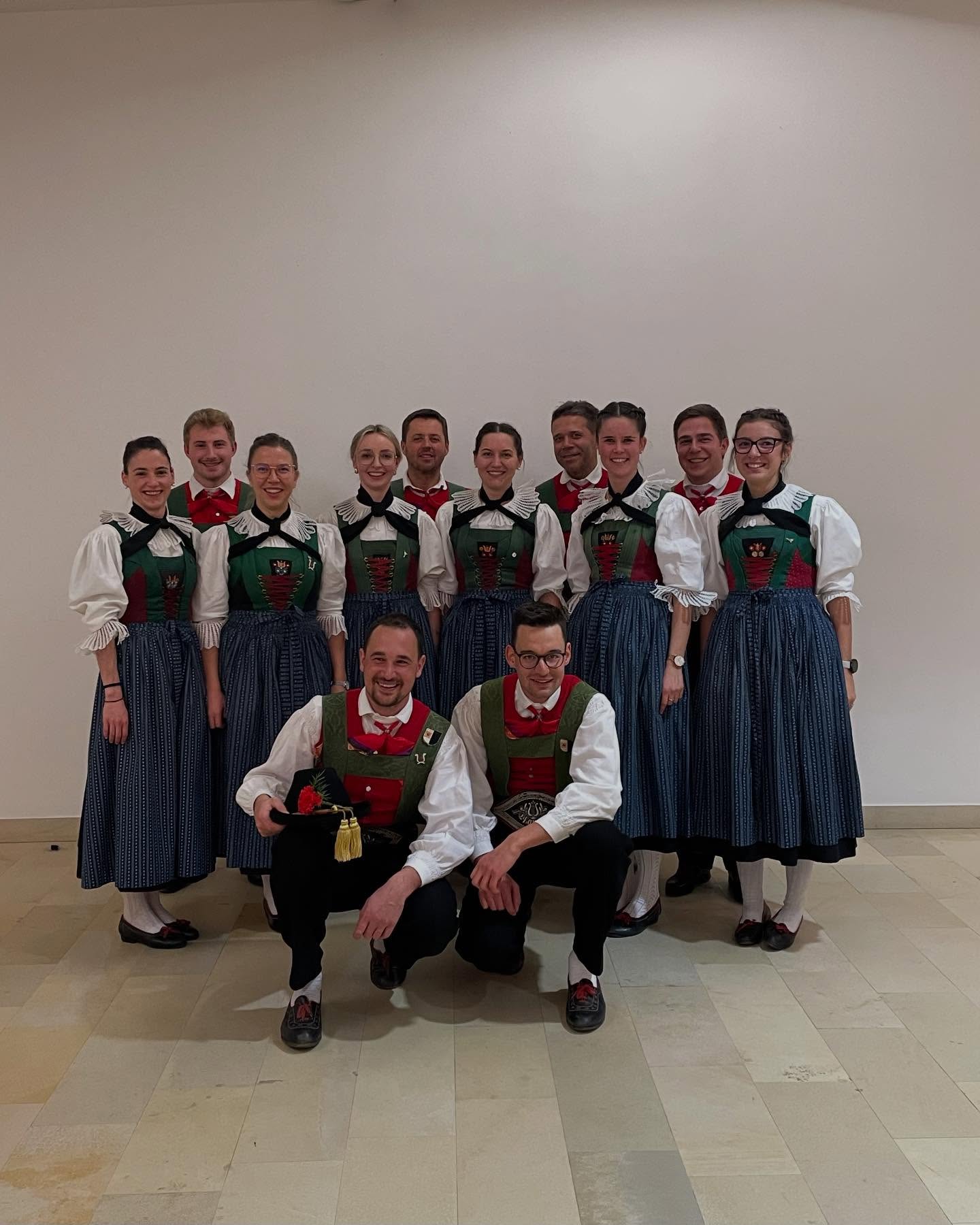UNSER AUSSCHUSS - am Freitag fand unsere Vollversammlung vom 201ten Vereinsjahr statt. Unter anderem auf dem Programm standen Neuwahlen. 🎶
Nach 9 Jahren unter der Führung von Daniel Hofmann kam es zu einem Wechsel an der Spitze vom Verein. Aber nicht nur, wir dürfen nun mit Stolz unseren neuen Ausschuss präsentieren 💫:
OBMANN - Michael Grünberger
OBMANN STELLVERTRETER - Simon Schenk
SCHRIFTFÜHRERIN - Petra Baumgartner
KASSIERIN - Carolin Fischnaller
KAPELLMEISTER - Walter Plank
KAPELLMEISTER STELLVERTRETER - Alexander Ramoser
JUGENDLEITERIN - Linda Rabanser
MEDIENREFERENTIN - Sonia Chizzali
ZEUGWARTIN - Elisa Lageder
NOTENARCHIWARIN - Carmen Ramoser
BEIRAT - Fabian Kompatscher
STABFÜHRER - Lukas Ramoser
Wir freuen uns auf die nächsten drei Jahre und wünschen dem Ausschuss viel Freude und Motivation!🎉
