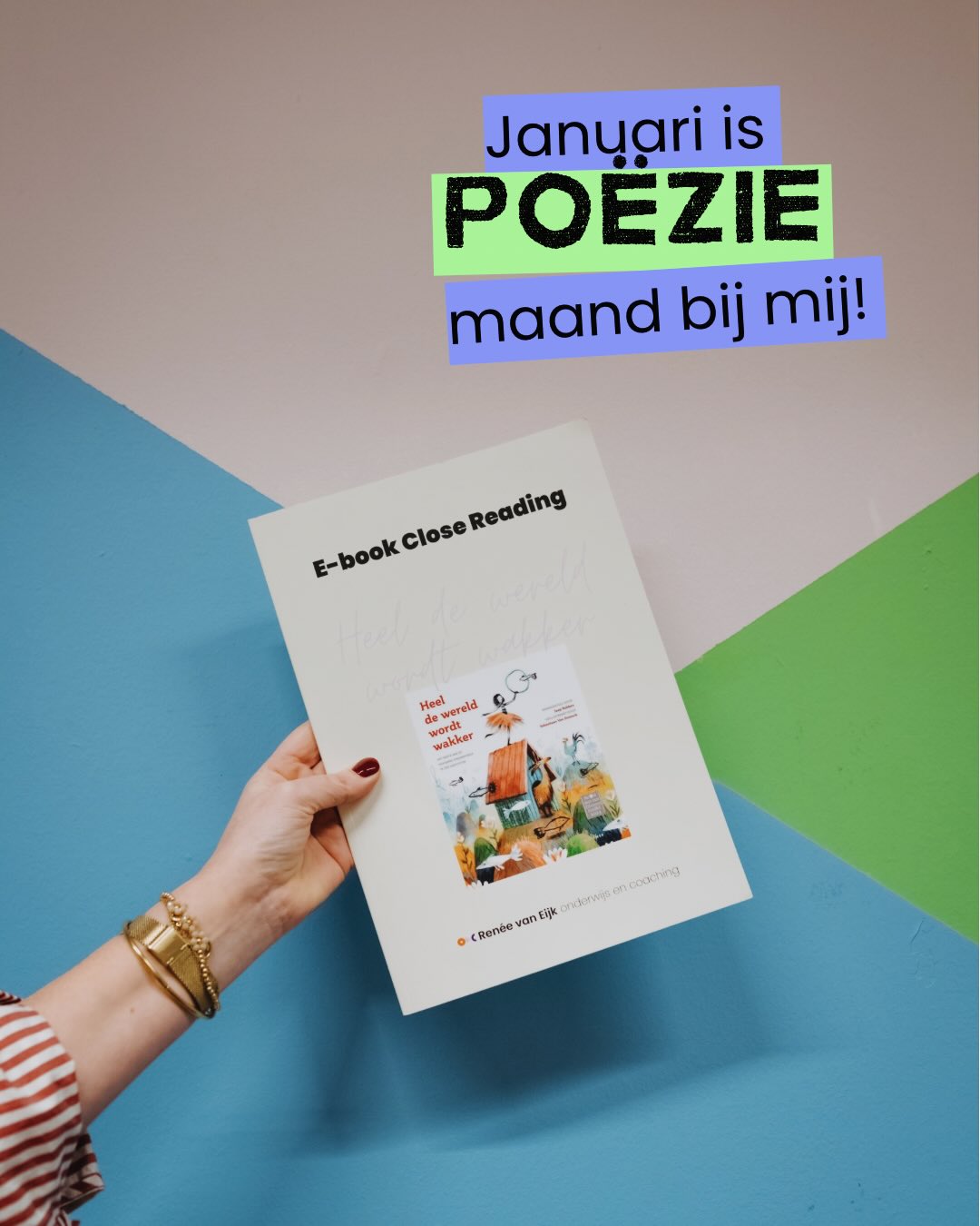 🌏 Actie! Heel de wereld wordt in januari wakker voor poëzie!
Eind januari is het de week van de poëzie in Nederland. Als je mij al langer volgt op Instagram dan weet je dat ik gek ben op gedichten en het inzetten ervan in je onderwijs. Om de dag mee te beginnen, om de dag mee af te sluiten, om een gesprek te openen of om een volledige Close Reading sessiereeks mee te geven.
Niet iedereen groeit op met poëzie en dat zorgt er onder andere voor dat niet elke leerling direct aangaat als er gewerkt wordt met gedichten. Op het moment dat leerlingen gedichten beter gaan begrijpen heb je ook grotere kans dat ze er iets van kunnen vinden, dat ze er door geraakt worden en dat ze er meer mee kunnen. Om gedichten beter te begrijpen is Close Reading echt een fantastische manier. In elke sessie ga je echt een laagje dieper met de leerlingen waardoor je uiteindelijk kwartjes ziet vallen, oogjes ziet glimmen en ziet dat ze meer kunnen genieten van het kunststukje dat veel gedichtjes zijn.
Ik heb bij 50 gedichten uit de bundel Heel de wereld wordt wakker een sessiereeks gemaakt en van dat e-book fysieke exemplaren laten afdrukken. Deze maand zijn die fysieke exemplaren een stuk goedkoper als je er meerdere bestelt. Swipe naar rechts op de foto om te zien wat de prijzen zijn. Het digitale exemplaar ontvang je ook als je de fysieke exemplaren bestelt.