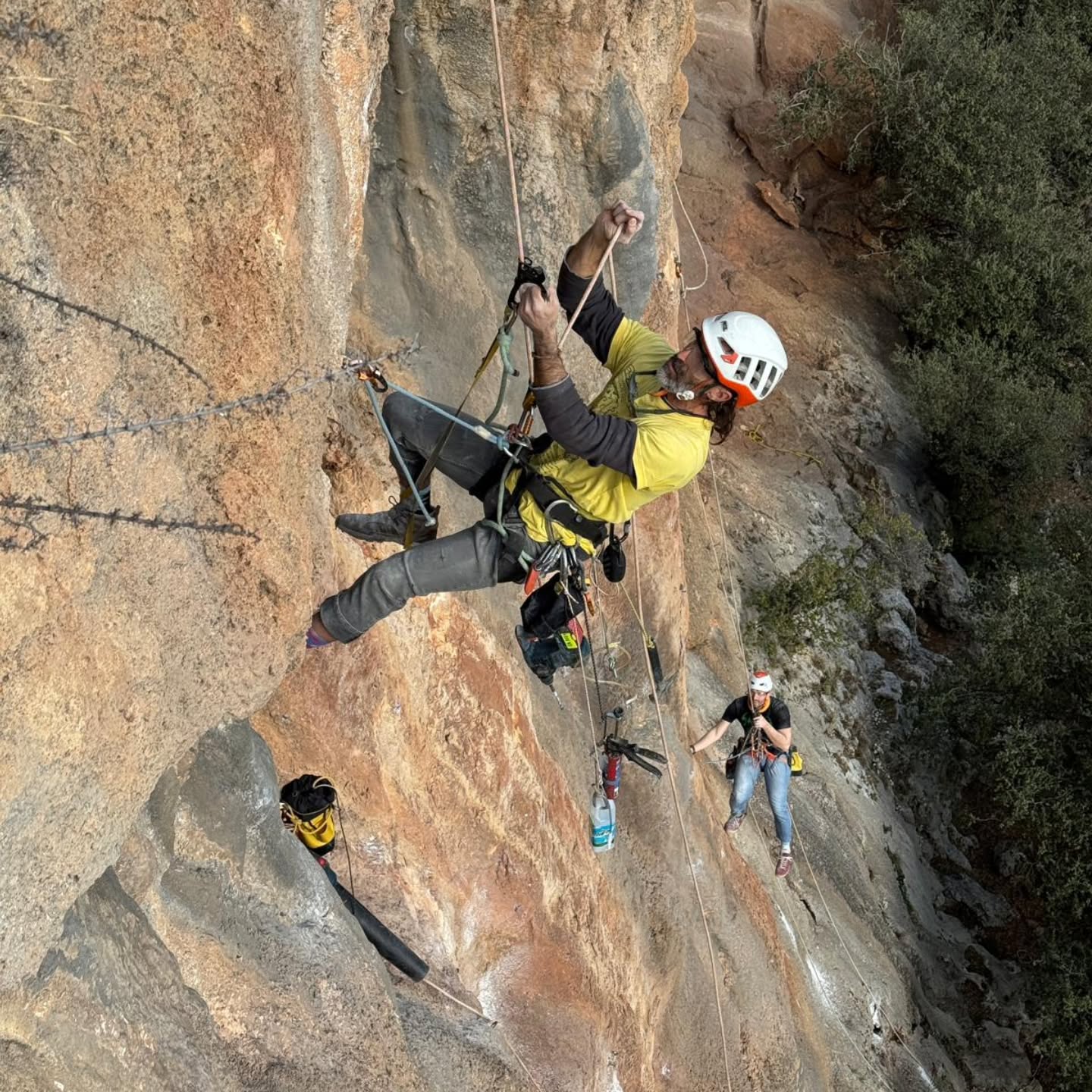 Herkese iyi haftalar. Sarkıt Sol rota yenileme çalışmalarından bir kare.
Rota açıcılar : Güneş Ergüden & @nalbantms
Photo 📸 : Öztürk Kayıkcı
@yuksekteguvenli
#bolting
#rebolting
#routesetting
#routesetter
#climbing