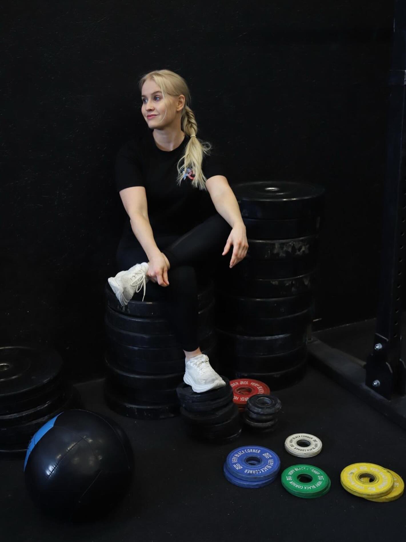 💪 Voimaharjoittelu – enemmän kuin lihasta.
Lihasmassan lisääminen ja kehonkoostumuksen kehittäminen ovat tutkitusti yksi tehokkaimmista tavoista parantaa suorituskykyä – ja samalla terveyttä.
Vaikka lihasta kertyy myös muun liikunnan sivutuotteena, tavoitteellinen voimaharjoittelu on ylivoimaisesti tehokkain keino kehittää voimaa, maksimivoimaa ja nopeusvoimaa.
👉 Hyvä voimaharjoitusohjelma on monipuolinen.
👉 Se vahvistaa kehoa, ehkäisee puolieroja ja tukee pitkäjänteistä kehittymistä – lajista riippumatta.
👉 Erityisesti urheilijoille tämä tarkoittaa mahdollisuutta harjoittaa juuri niitä ominaisuuksia, joita lajissa tarvitaan – hallitusti ja suunnitelmallisesti.
👉 Riittävä ja tarkoituksenmukainen lihasmassa kuuluu jokaisen liikkujan ja urheilijan prioriteetteihin.
👉 Hyvin suunniteltu voimaharjoittelu luo perustan lähes kaikelle fyysiselle suorituskyvylle.