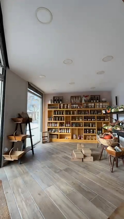 Ils sont arrivés aujourd’hui… et le déballage valait le coup 👀
Dans les cartons : des confits de Bretagne, tout en gourmandise et en finesse.
Ici, on ne parle pas de confiture. Pourquoi ?
Parce qu’il n’y a pas assez de sucre ajouté pour entrer dans l’appellation. Le résultat : un goût du fruit plus franc, plus naturel, pour un plaisir plus sain, sans excès de sucre et sans compromis sur la gourmandise.
À tartiner, à associer avec un fromage, un yaourt ou pour apporter une touche fruitée à vos desserts du quotidien. Des produits de qualité, pensés pour celles et ceux qui aiment se faire plaisir tout en prenant soin de leur alimentation.
Ils vous attendent à l’épicerie Les paniers de Pao, au centre de Jacou.
À très vite ✨
#lespaniersdepao #jacou #epicerie #epiceriedequartier #epiceriefine #gourmandise #plaisirsain #moinsdesucre #confits #commercelocal