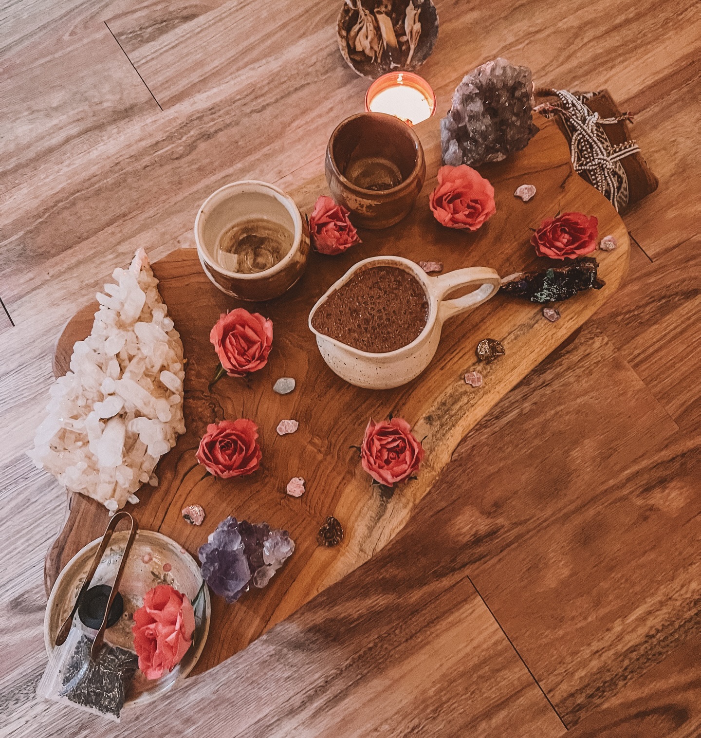 There’s a feeling I get when I’m really plugged in.
It’s like the world wakes up with me.
Things feel alive•••••
not in my head, but in my body.
In my bones.
In the quiet hum under my skin.
The air moves differently.
Light shimmers.
Even stillness has a pulse.
It feels so good in my energy,
like something ancient inside me is stretching and remembering.
Like I’m being met by life instead of moving through it.
Nothing needs to happen.
Nothing needs fixing.
When everything is peeled back, this feeling is enough.
Just me, breathing,
and the world breathing back.
All my love,
Ebony
Feels for the day 🩷 12.01.26