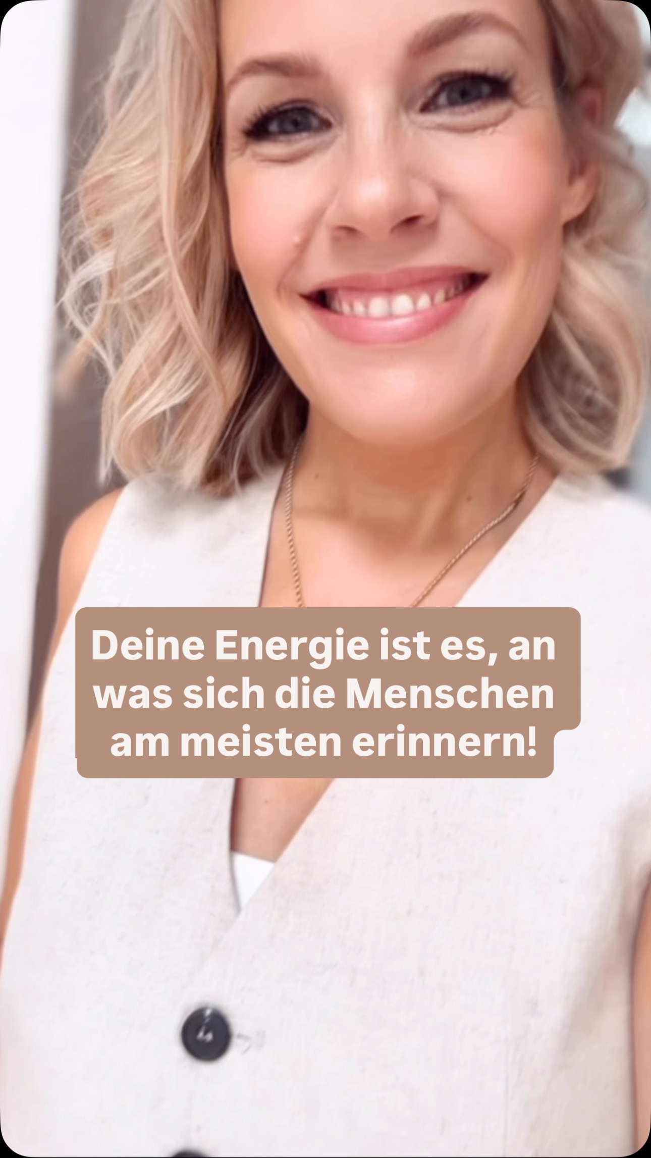 Energie ist alles.
Wie du mit dir sprichst.
Wie du dich mit dir selbst umgehst.
Wie du gibst – und wie du empfängst.
Nicht das Was…
sondern das Wie.
Teile deine Energie achtsam.
Sie macht einen Unterschied.
Shine your light & go after amazing ✨
Deine Lotta
Hinterlasse ein YES 🔥 wenn du dafür bist, dass wir alle mehr gute Energie in diese Welt bringen.
#soulbusiness #energy #neustart #businessmentor #sichtbarkeit #transformation