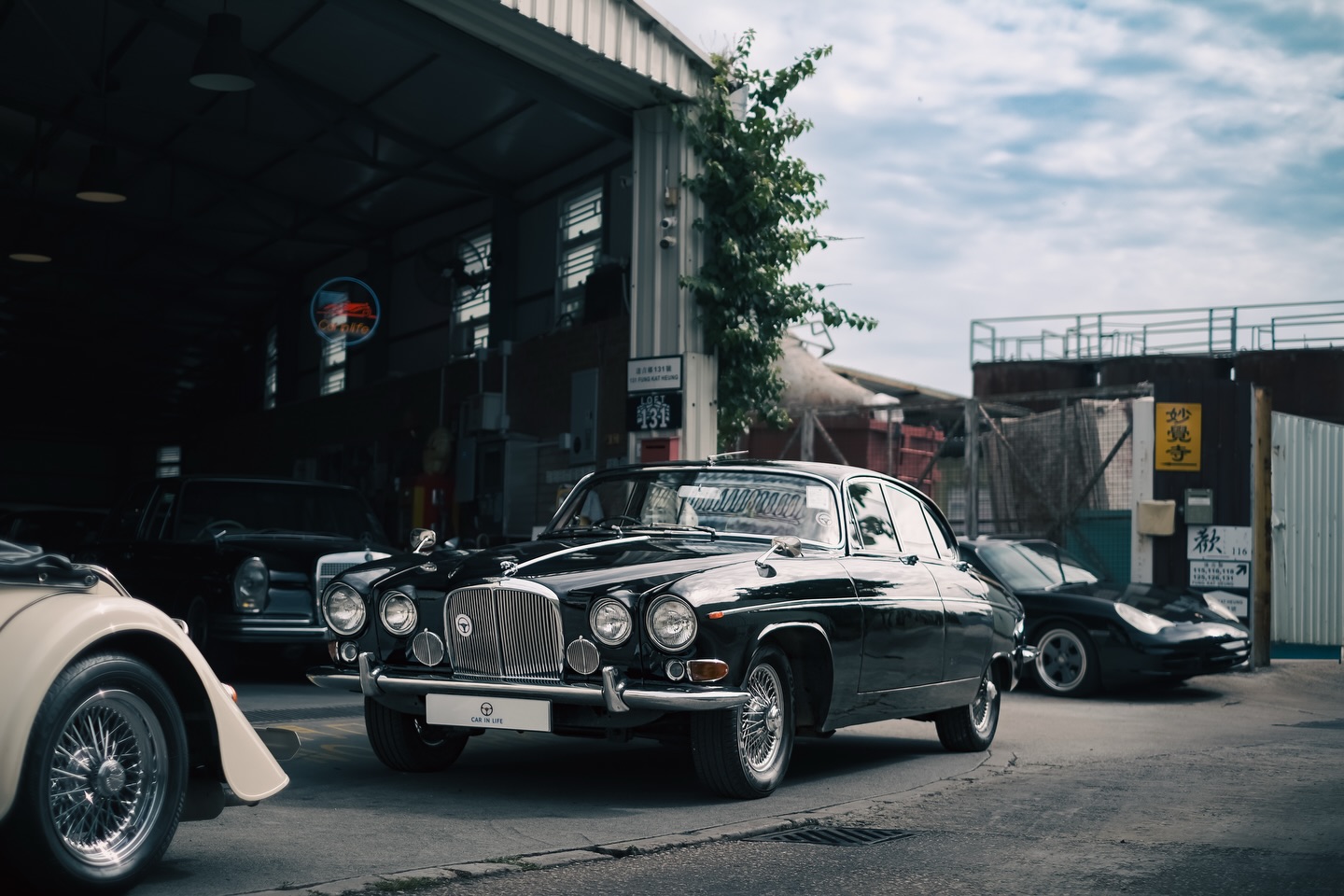 ⭐For Sale⭐
1966 Jaguar 420G
Price: 680,000 HKD
𝑯𝒊𝒈𝒉𝒍𝒊𝒈𝒉𝒕:
* Fully Restored in 2025 ✅
* Full Refurbished Interior with New Wooden Trim ✅
* Replcaed all around seals and rubbers ✅
* Engine Rebuild ✅
* New Chrome Trim ✅
Model: Jaguar 420G
Year: 1966/ 2013
Engine: 4,235cc I6 260ps
Gearbox: 3 Speed Automatic
Colour: Black
Mileage: 86,976 Miles
—————————————————————————————
我地提供多元化服務:
- 汽車進口/ 出口服務(Import /Export Service)⛴
- 本地Classic Car 買賣 (Classic Car Trading)🚘
- 汽車寄存服務(Vehicle Storage Service)🫙
- 保養維修服務 (Vehicle Maintenance Service)🔧
- 汽車美容服務 (Vehicle Detailing) 🧼
- 攝影拍攝汽車租借服務 (Photograph / Shooting Vehicle Rental Service) 🎥
Car in Life Shop Address:
https://maps.app.goo.gl/GhaCM7zPFChhpvAi9?g_st=ic
Contact: +852 63840334