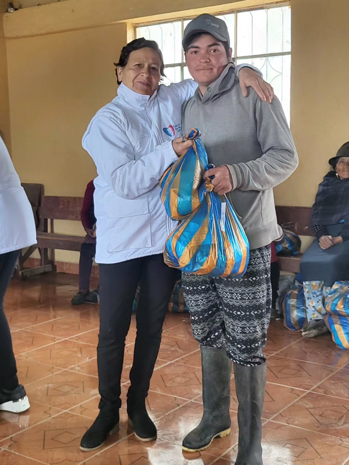 Gracias a cada persona que se sumó con su donación, logramos llevar alegría a la Comunidad de Rodeopamba, beneficiando a sus miembros con ropa, caramelos y juguetes para niños y niñas. 🎁❤️
Desde la Fundación Clara Elisa Garcés, gracias por ser parte de esta cadena de solidaridad. Juntos, seguimos transformando sonrisas en esperanza. 🌟
#NavidadSolidaria2025 #FundaciónClaraElisaGarcés #GraciasPorDonar #Rodeopamba #Solidaridad