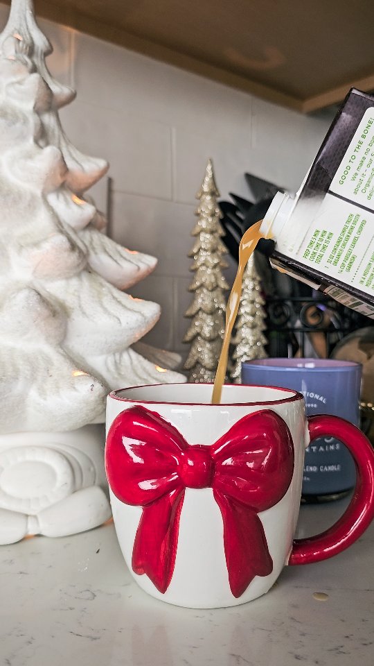 ☕️This isn’t coffee — it’s bone broth.
I’ve been a little under the weather lately, and my body’s been asking for comfort instead of stimulation. Warm, simple, grounding.
I’ve been leaning into easy, nourishing recipes and home rituals again. Nothing complicated — just what feels good. I’m always happy to share if there's interest. 🫶
🤔Do you use food as medicine when your body feels off?
What’s something you always come back to when you need grounding?
Bone broth people… am I alone here?
#wellness #bonebroth #2026
