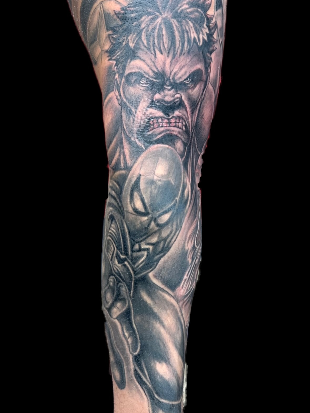 This black and grey Spiderman and hulk tattoo was just part of a full avengers sleeve.
#blackandgreytattoo #avengers #marvel
