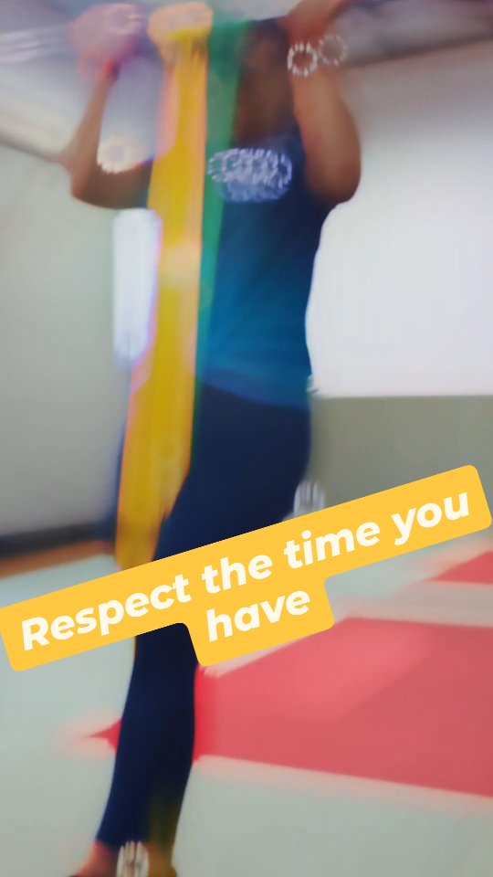 We often say we don’t have time to exercise, but that’s rarely the real reason.
What we usually lack is clarity.
Time management isn’t about finding empty space in the day.
It’s about making conscious choices inside a full life.
When something feels hard or uncomfortable, we assume we’re bad at it or that it’s “not for us”.
But most of the time, the problem isn’t the activity, it’s that we don’t understand the process yet.
Movement becomes lighter when technique becomes clearer.
Confidence grows after repetition, not before it.
When we stop chasing perfection and start respecting the time we actually have, consistency becomes possible.
And that’s where real progress begins: quietly, steadily, and sustainably.