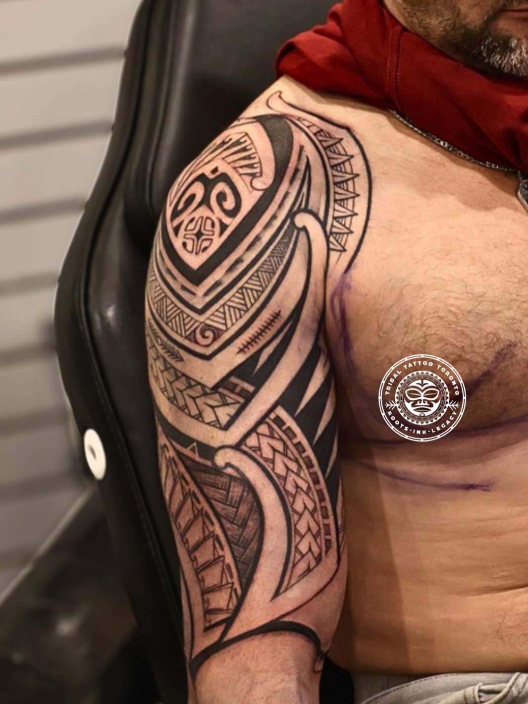 Shoulder and chest sleeve in progress🔥 💪🏻 thank you so much y’all for trusting as always🍻
#Tribaltattoo #polynesiantattoo #polynesian #island #maori #therock #besttribaltattoo #tribaltattootoronto #tribaltattooartist #freehandtattoo #freehandtribaltattoo #filipinotribal #filipino #samoantribal #samoan #nativetattoo
#Torontotattoo #torontotattooshop #torontotattooartists #besttattoo #michaeltrantattoo #tattooworld #tribaltattootoronto