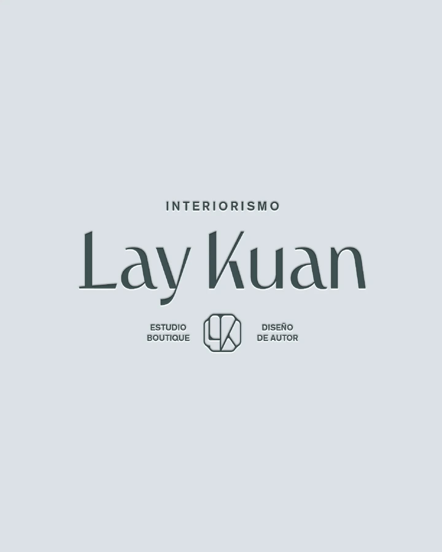 Branding para Lay Kuan Studio.
Una marca de interiorismo que tenía muy claro lo que quería transmitir: crear espacios que conecten con quienes los habitan.
La influencia oriental aparece de manera sutil, no solo como un recurso visual, sino como una forma de entender el espacio: calma, ritmo, silencio y armonía.
Las formas y trazos se inspiran en elementos como la tinta china, la arquitectura y aquellos espacios que hablan a través del silencio.
Cada detalle responde a una intención. El color jade se integra como elemento central, aportando profundidad y significado, y reforzando la conexión entre tradición y una mirada contemporánea.
Una identidad pensada para reflejar la sensibilidad del estudio y su manera de diseñar: con criterio, cuidado y atención al detalle.