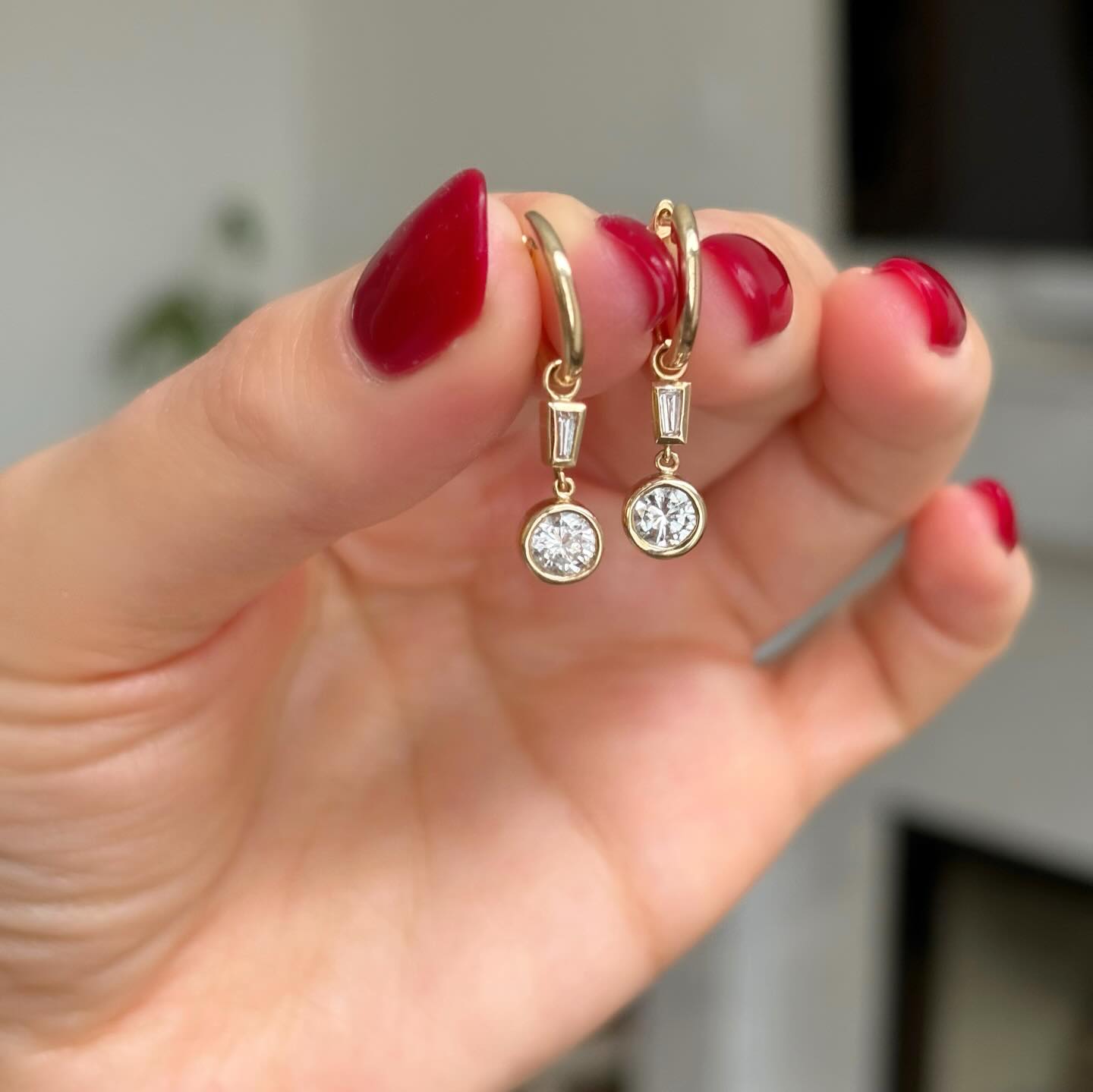 Lovely client had a few stones she wanted to play with…a matching pair of round diamonds that were in a necklace set she wasn’t wearing plus 2 tapered baguettes from a ring. Loved incorporating all the stones to make her a pair of everyday dangly huggies ❤️