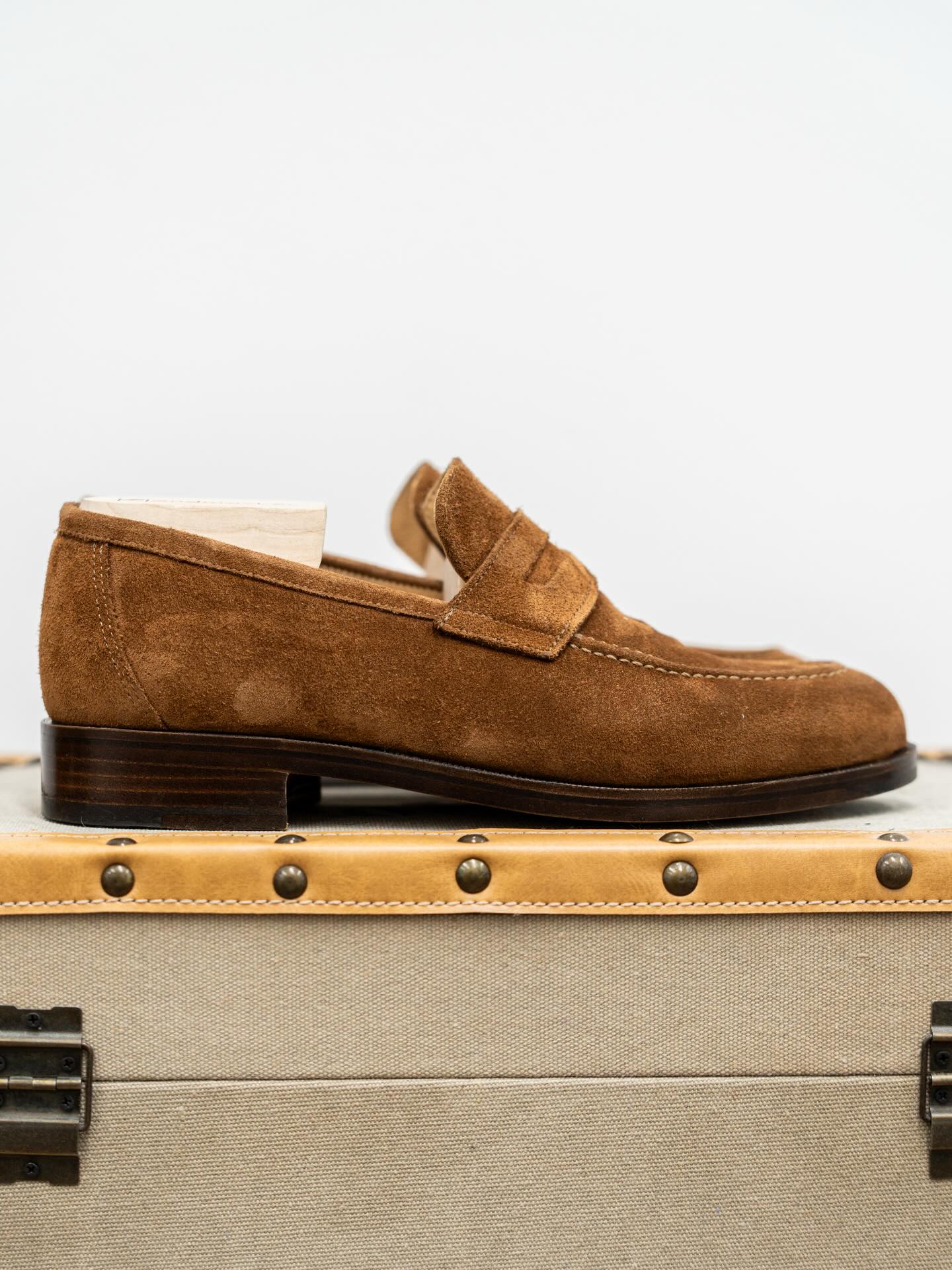 Wunderschöner Handmacher-Schuh aus braunem Wildleder, vollendet mit einer holzgenagelten Ledersohle.
Ein Statement aus echter Handwerkskunst. Erhältlich in vielen Farben, Ledern und Breiten – individuell wie dein Stil.
Preis: 389.– CHF #massanzugzürich #massbekleidung#masskleiderzürich