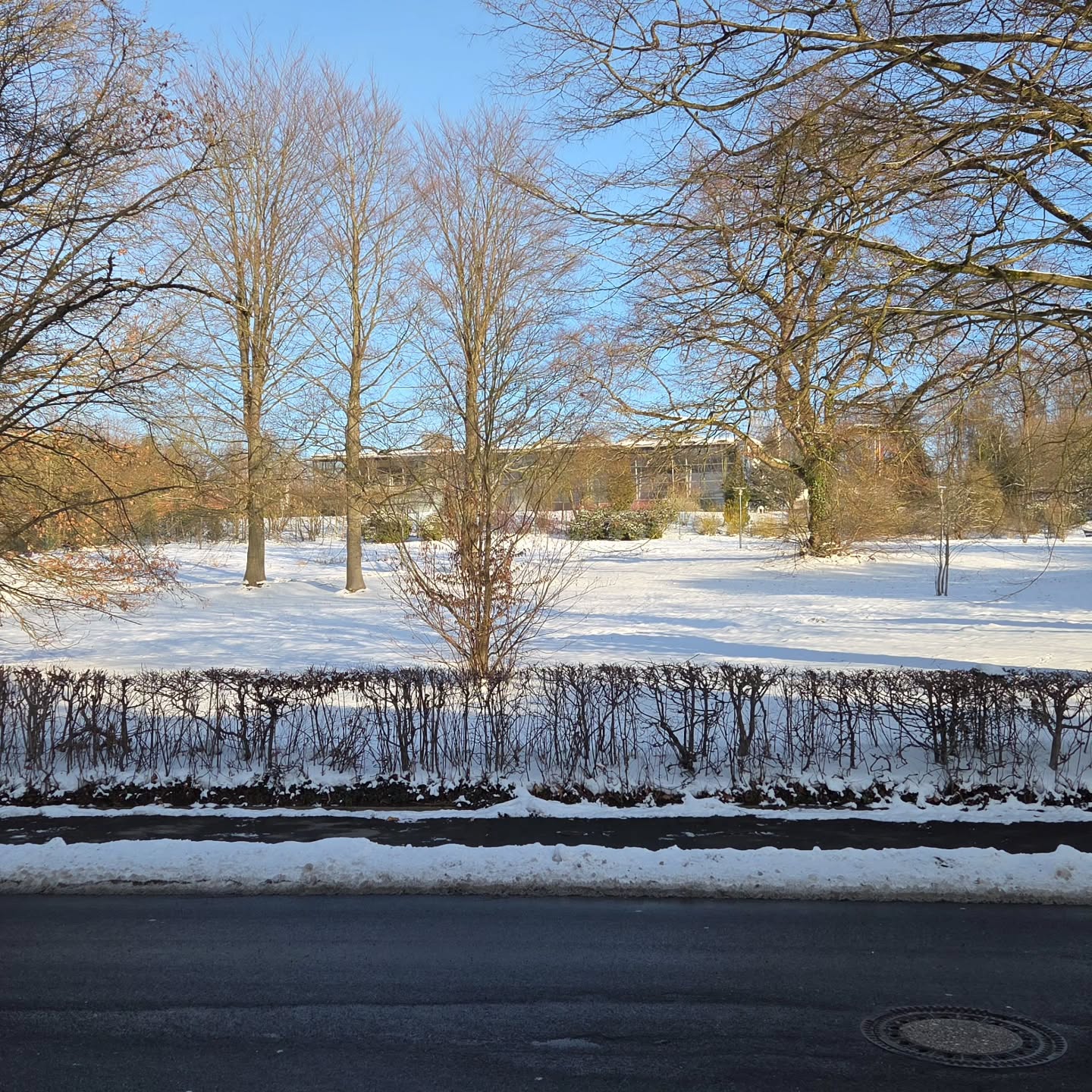Blick von der Bismarck Straße in Richtung Hufeland Therme im Winter.