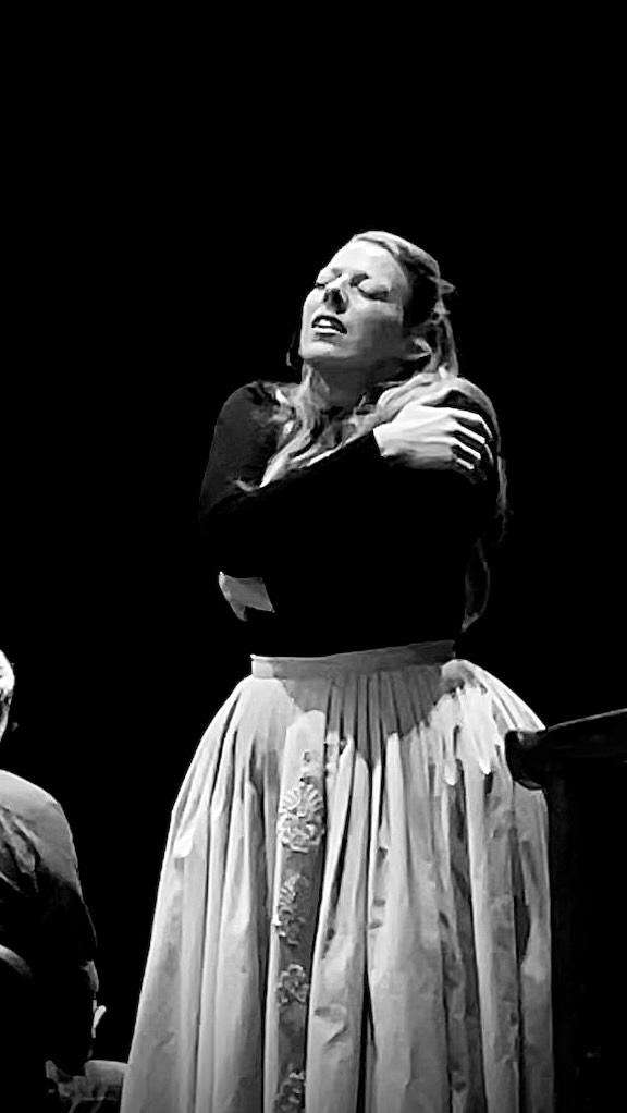 👑 TAMERLÁN má premiéru 31. ledna v @opera_djkt! Strhující inscenace @rocc.operadirector nás vtáhne do labyrintu dvora smrtícího vládce, kde se touha, moc a pýcha stávají vězením samy o sobě.
Hudba Josefa Myslivečka, kdysi v Miláně známého jako „Il divino Boemo“, zazní na plzeňském jevišti vůbec poprvé. Vstupenky v prodeji od 12. ledna.
Tamerlano: Vojtěch Pelka @vojtech.pelka
Asteria: Eva Benett / Pavla Radostová @paja.radostova
Bajazette: Josef Kovačič / Jiří Sulženko
Irene: Bree Nichols @singbree / Marie Šimůnková @marie_simunkova_soprano
Andronico: Anna Moriová @_annamori_mezzo / Barbora de Nunes-Cambraia @barbora_de_nunes_cambraia
Idaspe: Andrij Charlamov / Šimon Vanžura @simon.vanzura
———
🇬🇧 IL GRAN TAMERLANO premieres Jan 31 at Opera DJKT! @rocc.operadirector’s exhilarating production immerses us in the labyrinth of a deadly ruler’s court, where desire, power, and pride are a prison of their own.
The music of Josef Mysliveček, once known in Milan as “Il divino Boemo,” comes to Pilsen stage for the first time. Tickets on sale Jan 12.