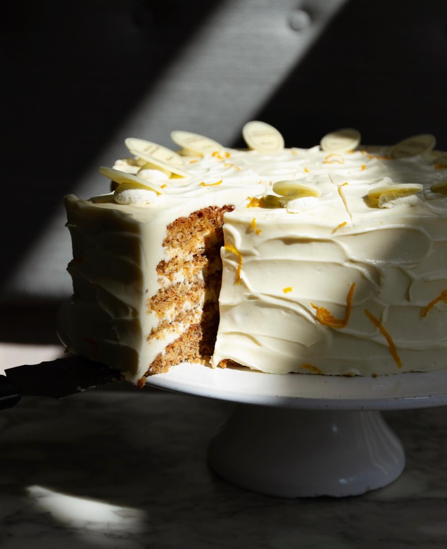 Januar ist die Zeit der Klassiker.
Welcher Kuchen ist euer Liebling zum Start ins neue Jahr?
Cremiger Cheesecake, fruchtige Tarte oder doch ein veganes Petit Four?
Wir sind gespannt! 💛