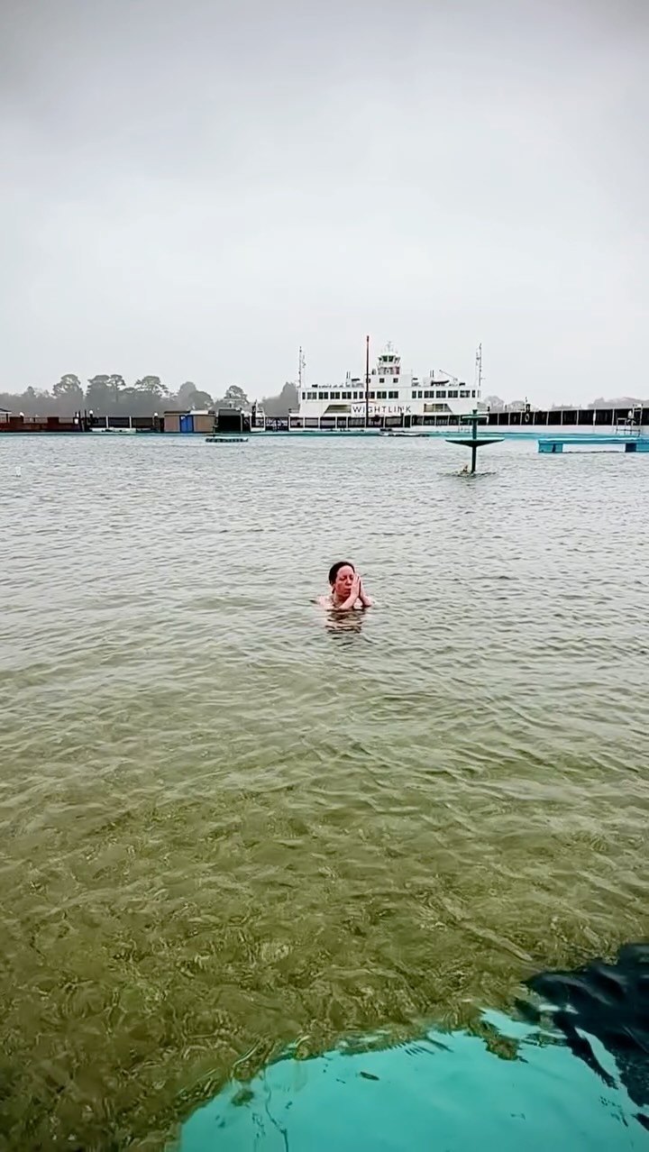 Cold water hits hard — your breath keeps you safe 🌀
When you cold dip, don’t fight the gasp.
Slow the exhale.
Inhale 2–4 sec → exhale 6–8 sec.
Long breaths calm the nervous system.
Hello Outdoors offer a safe space for open-water dipping @lymingtonseawaterbaths. Combine with the deep heat of the sauna, for the ultimate mind-body reset.
Be present, build resilience, feel uplifted.
#coldwatertherapy #hampshirelife #safespace #resiliencetraining #seawatersauna
