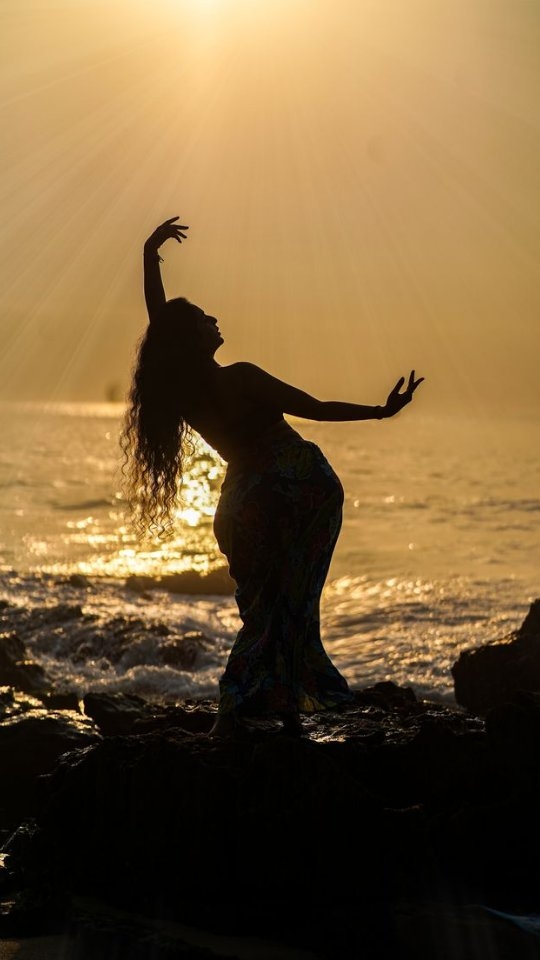 Feeling grounded true dance🦋
Dansen is enorm belangrijk voor me geworden de afgelopen jaren. Ecstatic dance, het dansen in mijn woonkamer, het heeft me geleerd hoe ik mijn lijf echt kan voelen, hoe ik hierdoor emoties los kan laten, hoe ik terug in mijn lichaam kan zakken na een lange dag. Door dans kan ik zakken in het vrouw zijn, sensualiteit, flow, adem. Dans is een medicijn, dat we dicht bij ons dragen.
Ik geloof dat dans essentieel is voor elke vrouw.🤍
Dans zonder passen, zonder hoe het zou moeten zijn, een dans waarbij het lichaam je leidt. Een dans die mag ontstaan zonder het te bedenken.
En juist dat is waarom ik Flow Dance Facilitator wil worden. Ik geloof echt in de kracht hiervan en ik kan niet wachten dat met jullie te delen.🤩
Liefs!
#dance #freedom #breath #flow