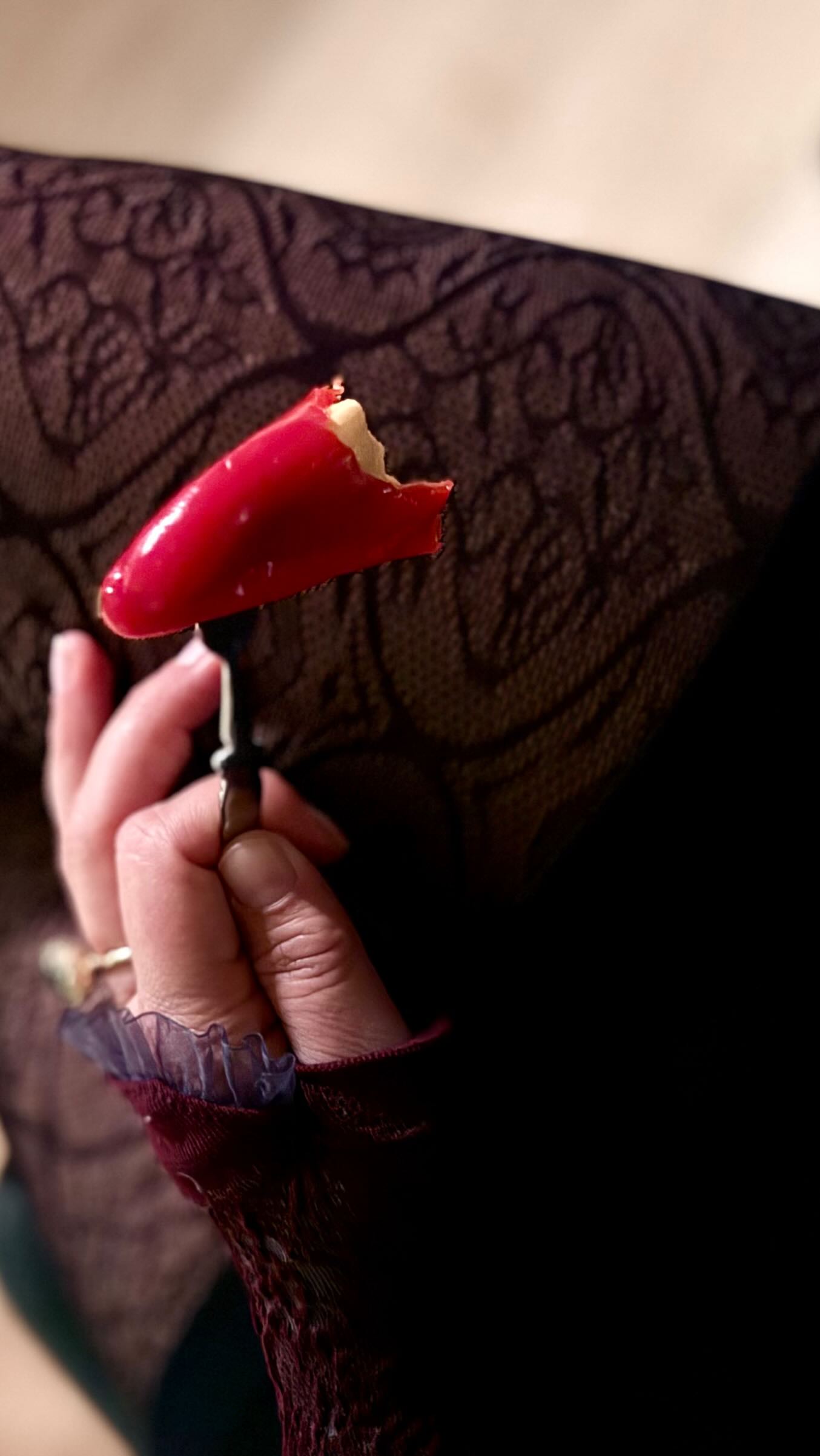 J’aime Chantal 😍🫠
Weil Eleganz auch Fürsorge bedeutet ✨
Feine Spitze mit wohltuender Kompression – schön, stark, selbstbewusst. 💫
Diese exklusive Spitzenstrumpfhose mit 70 Den und abgestufter Kompression (10/15 mmHg) vereint luxuriöse Sinnlichkeit mit wohltuender Wirkung. Das feine Spitzengewebe unterstreicht deine feminine Ausstrahlung und verleiht selbst schlichten Looks eine Aura von purer Klasse.
Die sanfte, vorbeugende Kompression unterstützt müde und geschwollene Beine, wirkt venöser Insuffizienz entgegen und sorgt den ganzen Tag für ein leichtes, angenehmes Tragegefühl – ohne Kompromisse bei Stil und Ästhetik.
🌿 Antimikrobiell ausgerüstet
💎 Raffiniertes Design
💫 Schönheit trifft Funktion
Für Frauen, die Eleganz nicht nur tragen, sondern leben.
Erhältlich in den Farben:
champagne, moka und nero