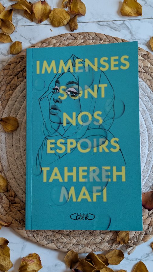 Aujourd'hui j'ai reçu « Immenses sont nos espoirs » de Tahereh Mafi publié chez @michellafon_jeunesse !
✨ Résumé ✨
Dans un monde en guerre qui ressemble au nôtre, une jeune fille se bat courageusement.
Après les attentats du 11 Septembre, les États-Unis ont déclaré la guerre à l'Irak. Shadi, une adolescente musulmane voilée, affronte deuil familial, isolement et racisme ambiant.
Le roman alterne entre une Shadi d'avant, légère et entourée ; et une jeune fille brisée, silencieuse, rongée par un mal-être profond.
Dans un contexte de guerre et d'islamophobie, elle tente de se reconstruire peu à peu. Ce récit sensible explore la douleur, la foi, la résilience et la recherche d'identité, propre à chaque adolescence.
Alors ça vous tente ?
* Service presse @michellafon_jeunesse *