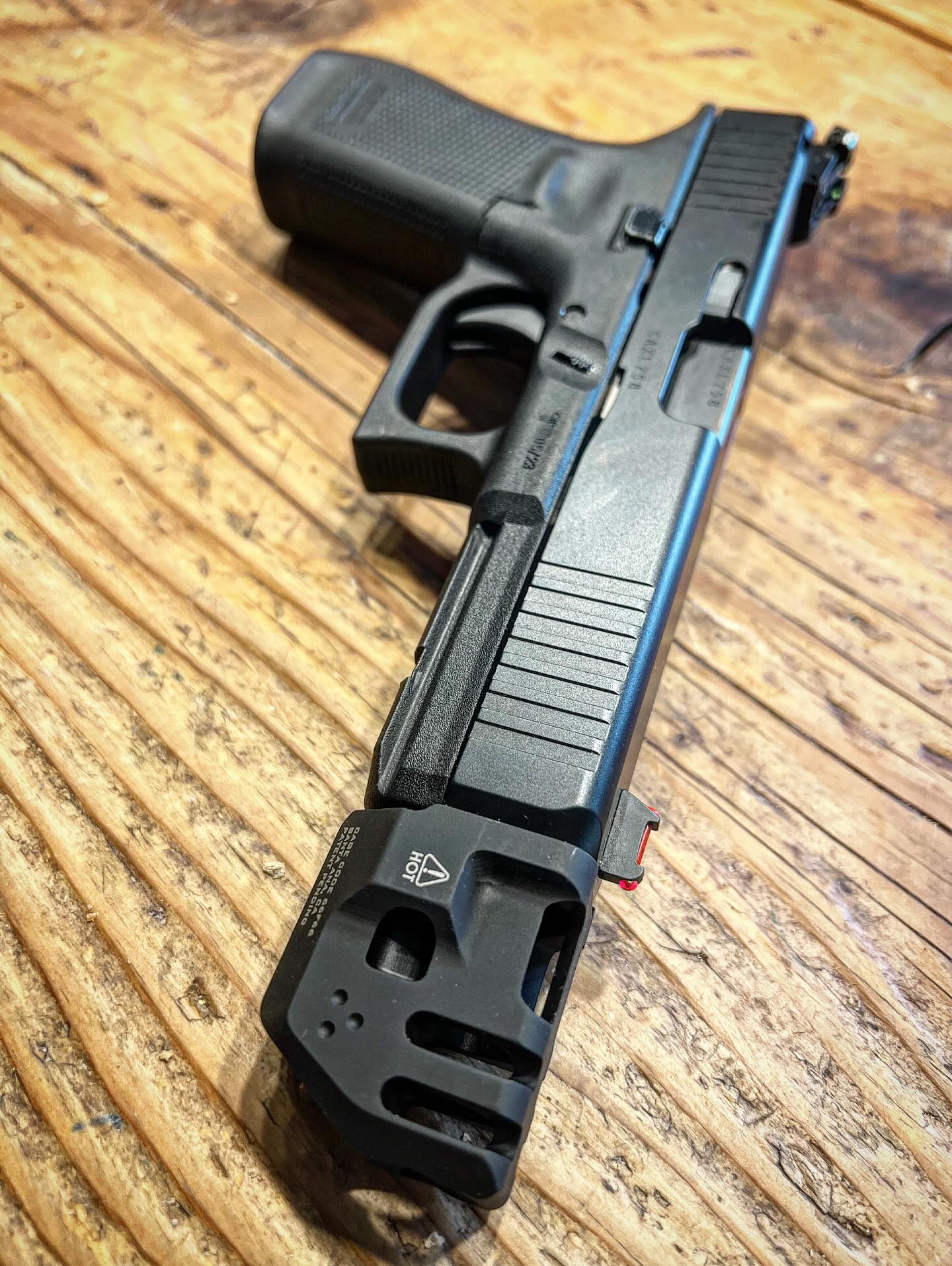 Danke an den Kunden 🌿 Tuning Sun(ny)day. Eine Glock 17 auf Abwegen. @strikeindustries Masse-Kompensator und neue LPA Visierungen sorgen nun für ein besseres Trefferbild. First step done. Stippling next! #armeriagrigioni