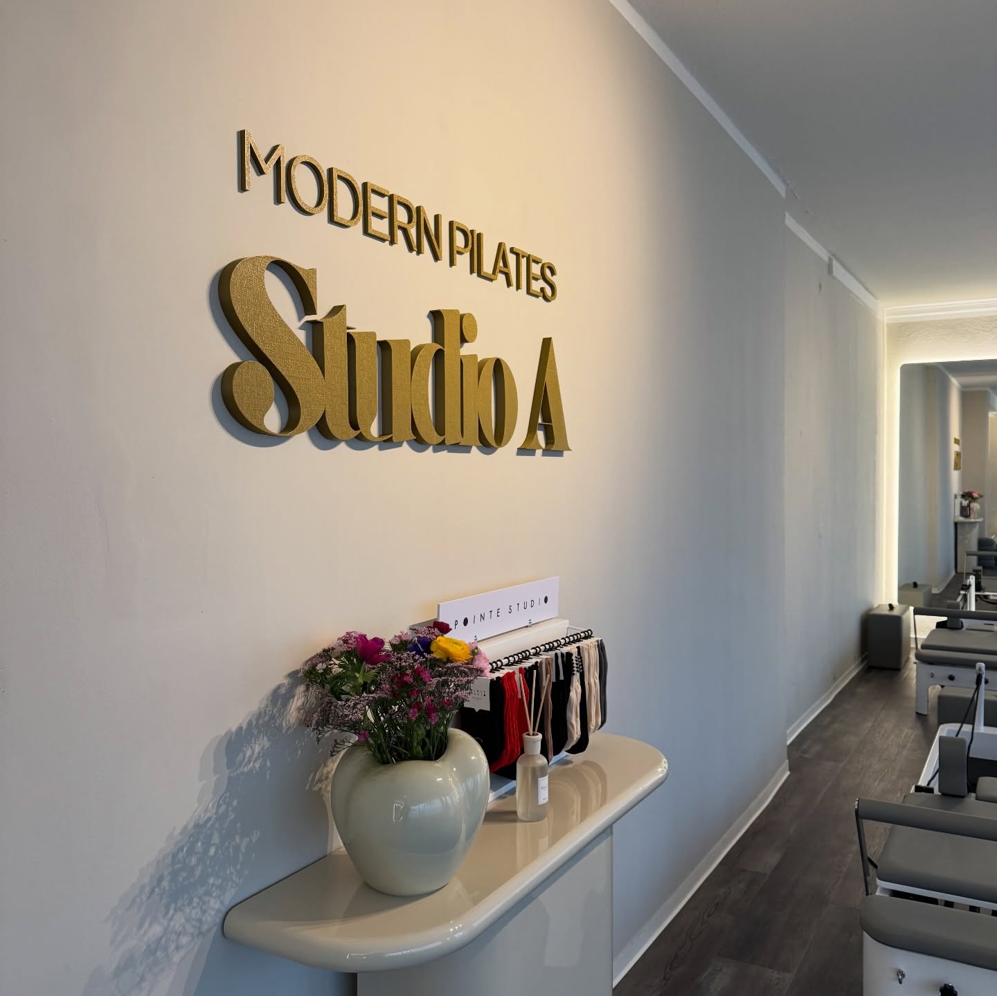 Studio-Einblicke 💫
Die erste Woche seit der Eröffnung ist rum und wir haben uns mit euch schon wie zuhause gefühlt. 🫶
Vielen Dank für euer Vertrauen, die positiven Vibes und die ein oder andere Schweißperle - ihr wisst ja: move with love | feel the burn 🩶
#reformer #reformerpilates #pilates #modernpilates #greven