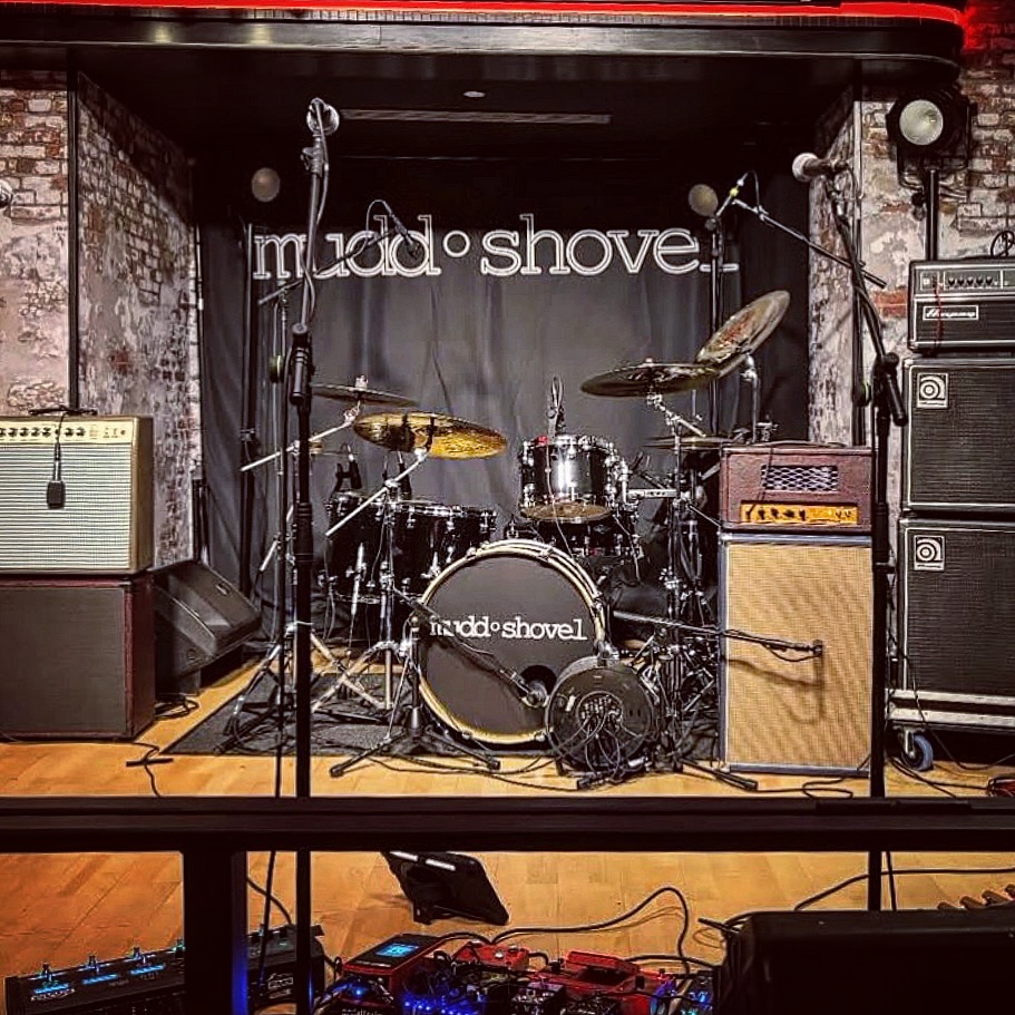 @muddshovelmusic custom drumhead doing its job on stage at the end of December 🥁🤘
Here’s to another year of all things graphics at OffBeat! 🔘
#reachoffbeat ~ paul@offbeatgraphics.ie