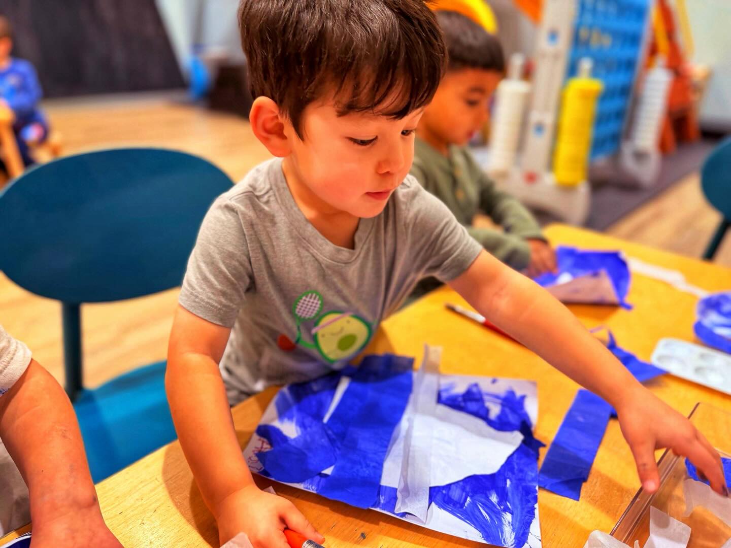 ❄️ ¡Un día muy frío y divertido! ❄️
Today we explored the cold, slippery world of hielo (ice) with our curious little learners, and it was a day full of movement, creativity, and discovery 🧊✨ We learned how ice is made, how it melts into liquid, and how liquid can freeze back into ice. The kiddos were fascinated as we tested how ice reacts to hot, cold, and room temperature so many amazing observations!👀
We kicked things off with an exciting movement game where the kiddos skated across the floor to collect icicles with letters on them. Once they found an icicle, they identified the letter, hung it on our ice block, and practiced tracing the matching uppercase letter, combining literacy and movement in such a fun way. Throughout the day, we also explored fine motor, sensory, and creative activities, including painting ice blocks, building letters with ice, creating icicles, and designing beautiful iceberg art while learning about what’s hidden beneath the surface.
Science came to life during our STEM exploration as we experimented with fizzing ice cubes using dish soap, baking soda, and vinegar. The bubbly reactions were a big hit and brought lots of excitement and curiosity! We wrapped up our winter adventure with cozy story time, sharing books all about winter and reflecting on everything we discovered together.
It was a wonderful day filled with hands-on learning, exploration, and smiles. We are so proud of our little scientists and artists and are so grateful to learn alongside them every day 💙🧊✨