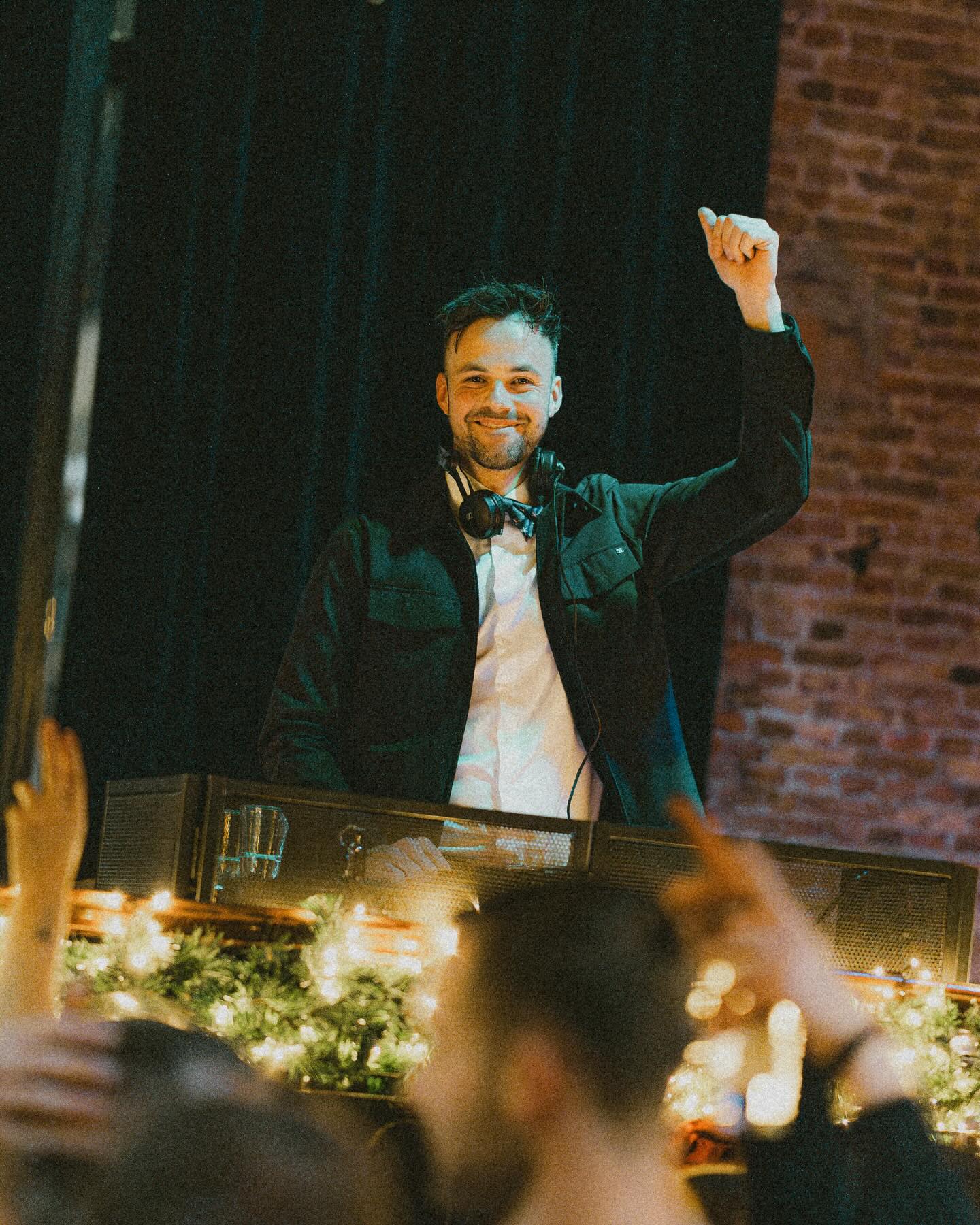 Thank you to everyone who joined us and made this a unique experience.
We look forward to seeing you at our next event on the 30th, with DJ Layon Nais on the decks.
Free entry for everyone. Open to the whole city, open to all.
Event info:
📅 30/01/26
⏰ 22:30–03:00
💃 Age 21+
Dank aan iedereen die erbij was en van deze avond een unieke ervaring heeft gemaakt.
We kijken ernaar uit jullie weer te zien op ons volgende event op de 30e, met DJ Layon Nais achter de decks.
Gratis toegang voor iedereen. Open voor de hele stad, open voor iedereen.
Algemene info:
📅 30/01/26
⏰ 22:30-03:00
💃 Leeftijd 21+
#dewaagdelft #kerstavond #delft #party #dance