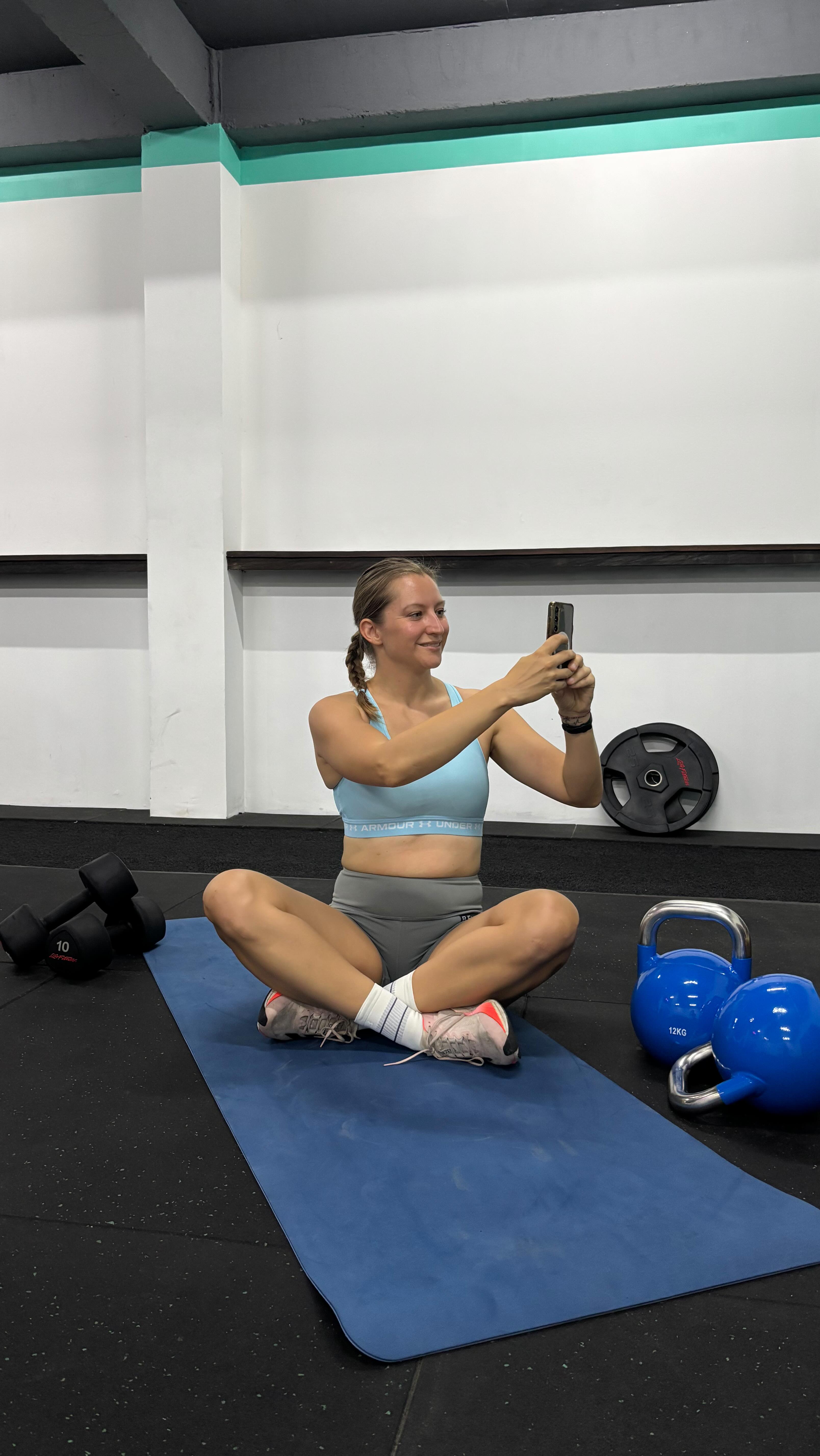 Ich lebe den Lifestyle, den ich auch für Fitnesstudioinhaber und Coaches sichtbar mache:
Sportlich, echt, fokussiert.
Als Social Media Managerin mit Fokus auf Fitness & Aktivem Lebensstil helfe ich Coaches und Studios, ihre Reichweite zu steigern, nicht mit hübschen Bildern, sondern mit Strategie.
Denn nur wer sichtbar ist, wird gebucht.
📲 Du willst wissen, ob du Social Media schon strategisch nutzt oder einfach wild postest?
Schreib „Fitness“ in die Kommentare oder per DM und ich schick dir meinen kostenlosen Check-Guide für Fitnessaccounts!
➡️ Let’s level up your socials.