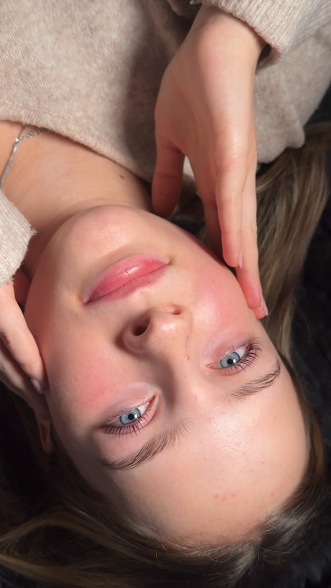 Experiment? Nein, jahrelange Praxis. 🔒
Wir haben die Woche viel über unsere LOTION 2 (Lotion 2 + Farbe) gesprochen. Manche waren skeptisch: “Kann das wirklich funktionieren?”
Hier ist die Wahrheit: Unsere Formulierung ist kein neuer Hype.
Es ist seit 4 Jahren auf dem Markt und ich arbeite selbst seit über 4 Jahren erfolgreich damit. Viele Profis nutzen es längst im Stillen, weil es zuverlässig funktioniert und Zeit spart.
Es ist einfach nur (noch) super unbekannt in der breiten Masse, weil viele an den alten Schulungs-Methoden und den Lotionen festhalten. 🤷♀️
Dieses Ergebnis hier? Ein Beweis für ein etabliertes System, das tiefschwarz färbt und bombenfest hält.
Trau dich an die Technik, die sich längst bewährt hat! ✨
#lashlifting #hybridtinting #lashsecret #wimpernstyling #erfahrung #beautymaster #lashresults #vorhernachher