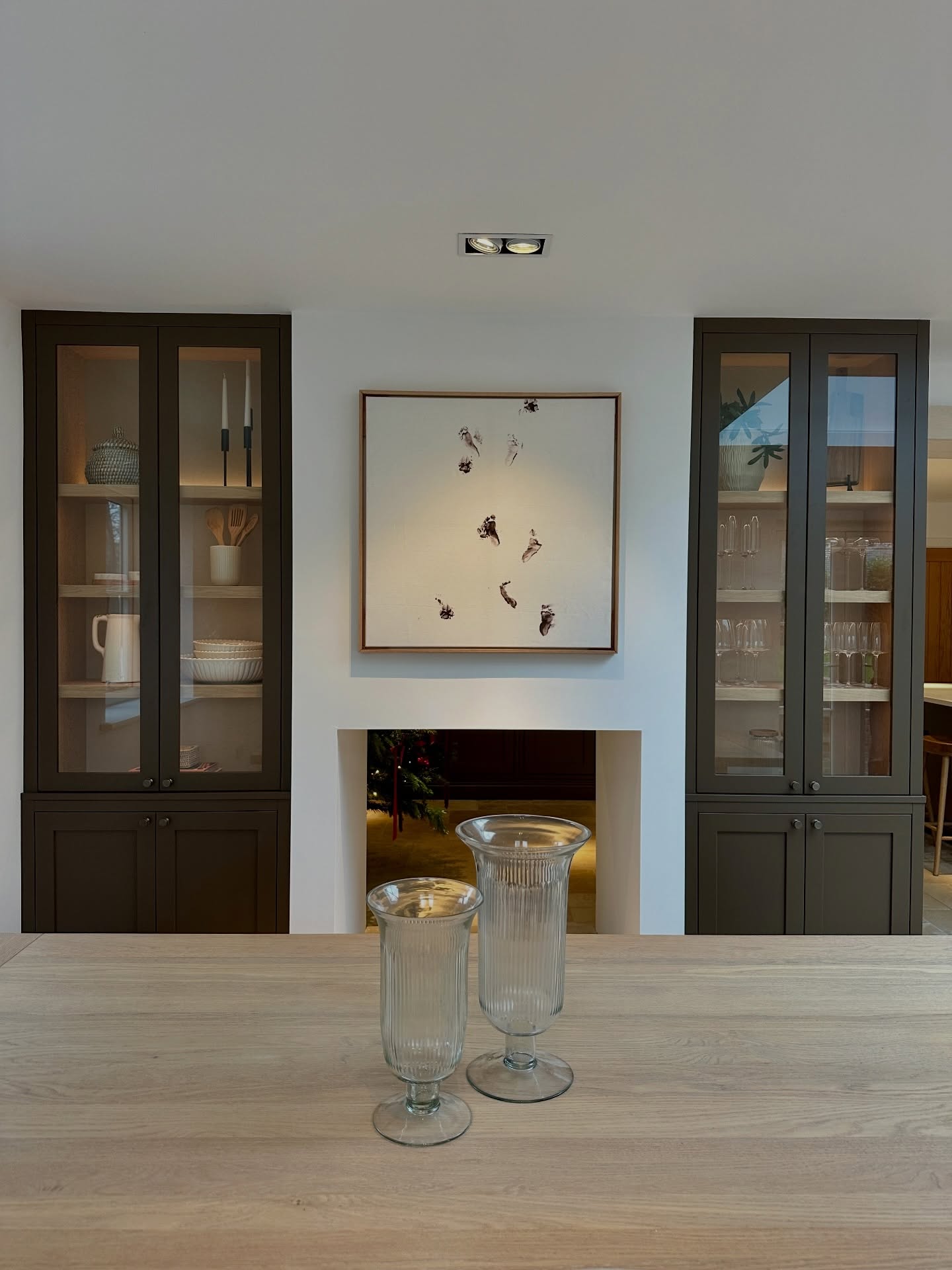 Bespoke alcove units featuring lower cabinetry and glazed top boxes. A carefully considered combination of materials, sprayfinished MDF externals, oak veneer, and textured board internals sets a strong benchmark in both design and craftsmanship. An excellent choice by the customer, delivering a refined and timeless result.
#design #decor #interiors #handmade