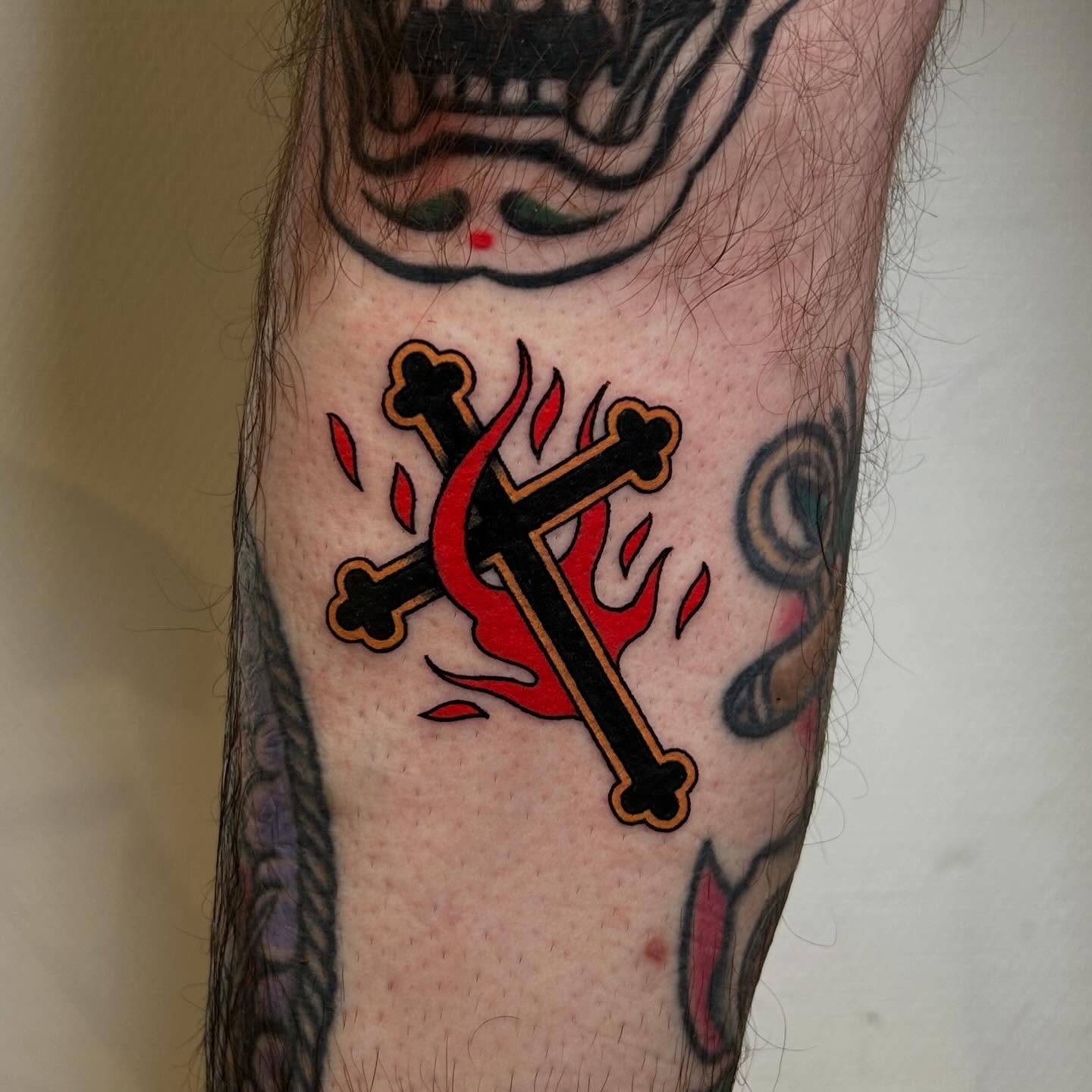 Flaming cross from my flash! Thanks @svenofkings for adopting this design! 💪
🏷️: #traditionaltattoo #traditionaltattoos #tradworker #oldschooltattoo #oldschooltattoos