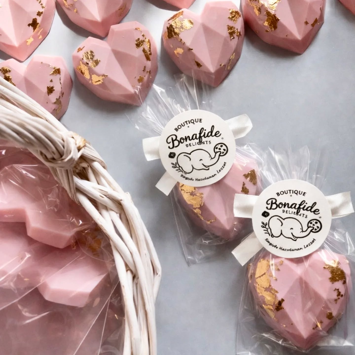 Özel günler sıradan olmaz 🍫✨
El yapımı, gerçek çikolatadan üretilen BonaFide Delights kalpli çikolatalar; davetlerinize şıklık, misafirlerinize unutulmaz bir lezzet bırakır.
💍 Düğün & nişan
👶 Doğum & baby shower
🎁 Özel organizasyonlar
🏢 Kurumsal etkinlikler
için toplu sipariş alıyoruz.
✔️ Premium sunum
✔️ Kişiye & organizasyona özel etiket
✔️ Doğal ve gerçek çikolata
Sınırlı üretim – taze hazırlanır.
.
.
.
.
#bonafidedelights
#toplusipariş
#düğünçikolatası
#doğumhediyesi
#butikçikolata