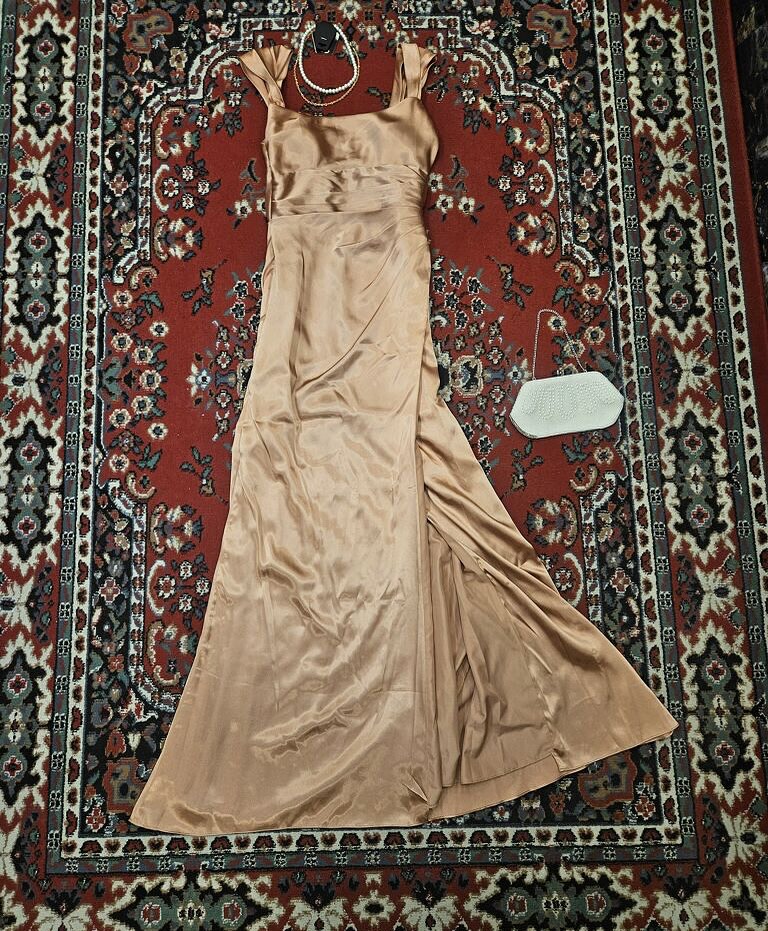 Kathryn came back during winter break for two whole days and it’s been sooooo nice having her here in the shop, did you catch her? She put together a couple of great couch sales just for you while she was here 🙏🙌 #couchsaleswithldr #ldrstaffpicks
DETAILS:
Dress- Galina Signature, size 2, $69
Pearl necklace- $22
Chain- $19
Purse- Vintage, $24